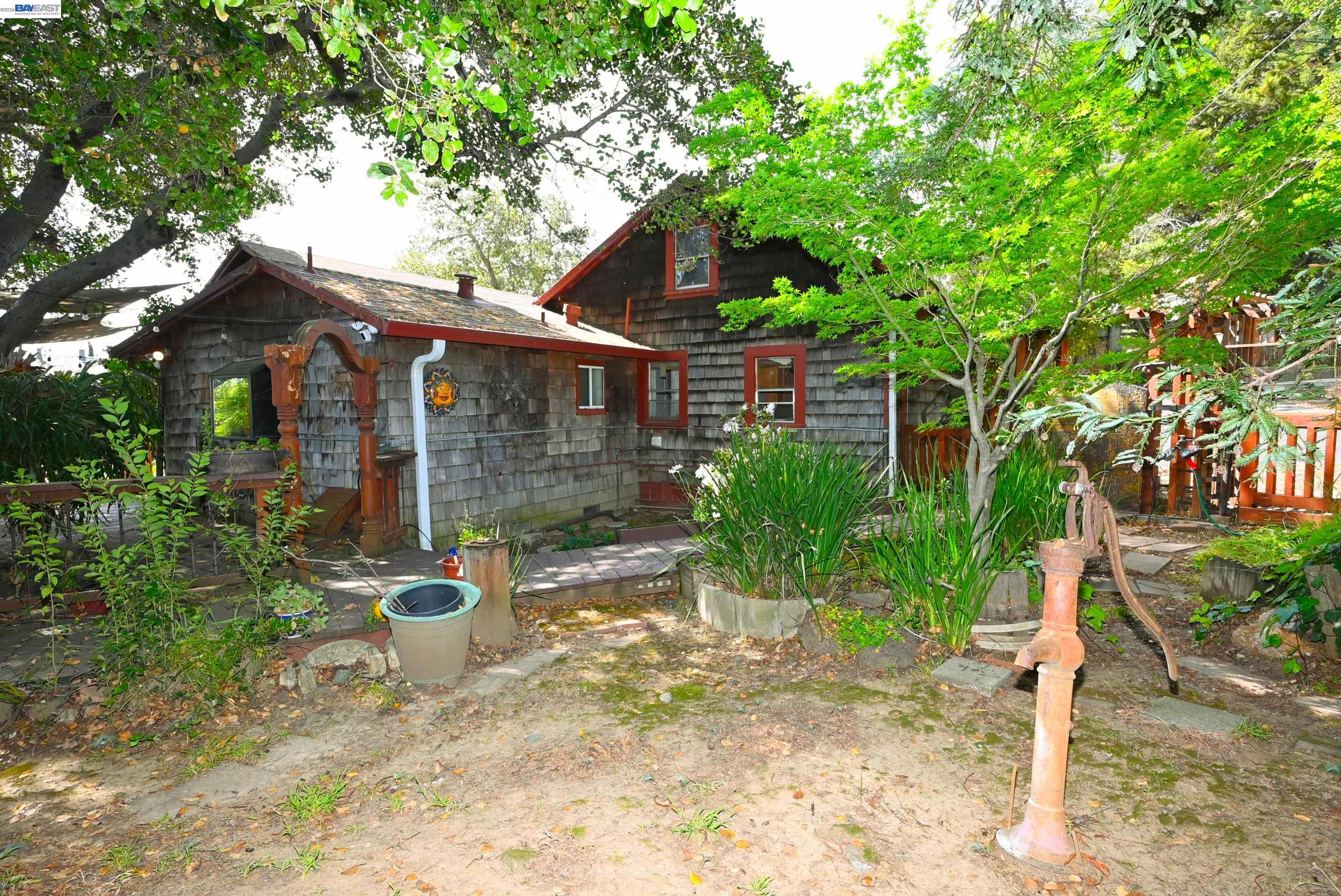 Detail Gallery Image 4 of 37 For 4199 Seven Hills Rd, Castro Valley,  CA 94546 - 2 Beds | 1 Baths