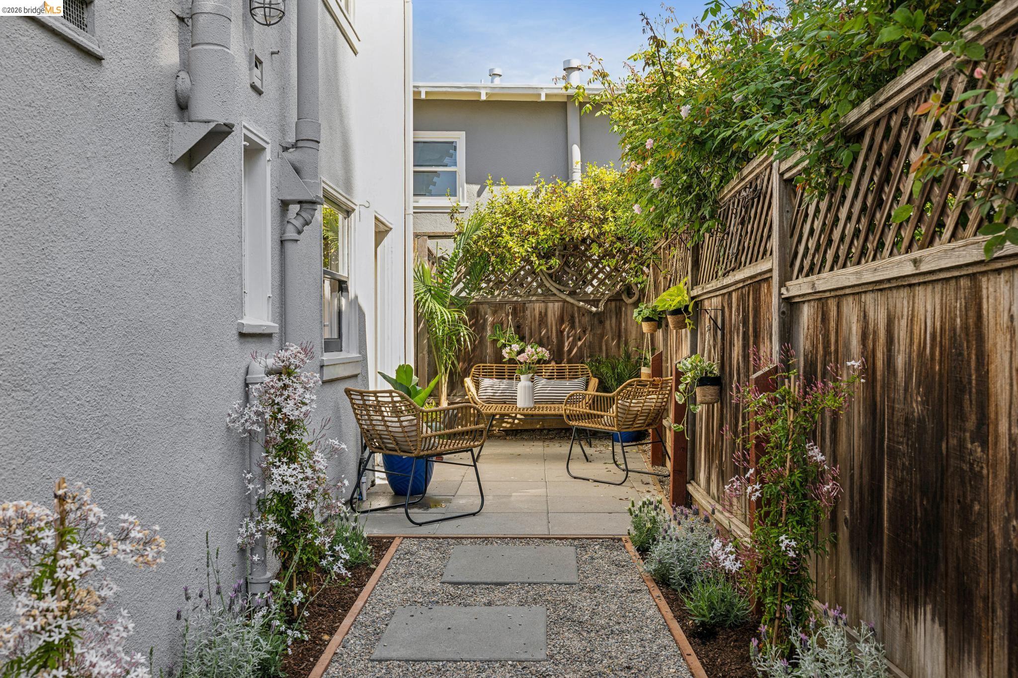 Detail Gallery Image 26 of 39 For 1200 El Centro Ave, Oakland,  CA 94602 - 2 Beds | 2 Baths