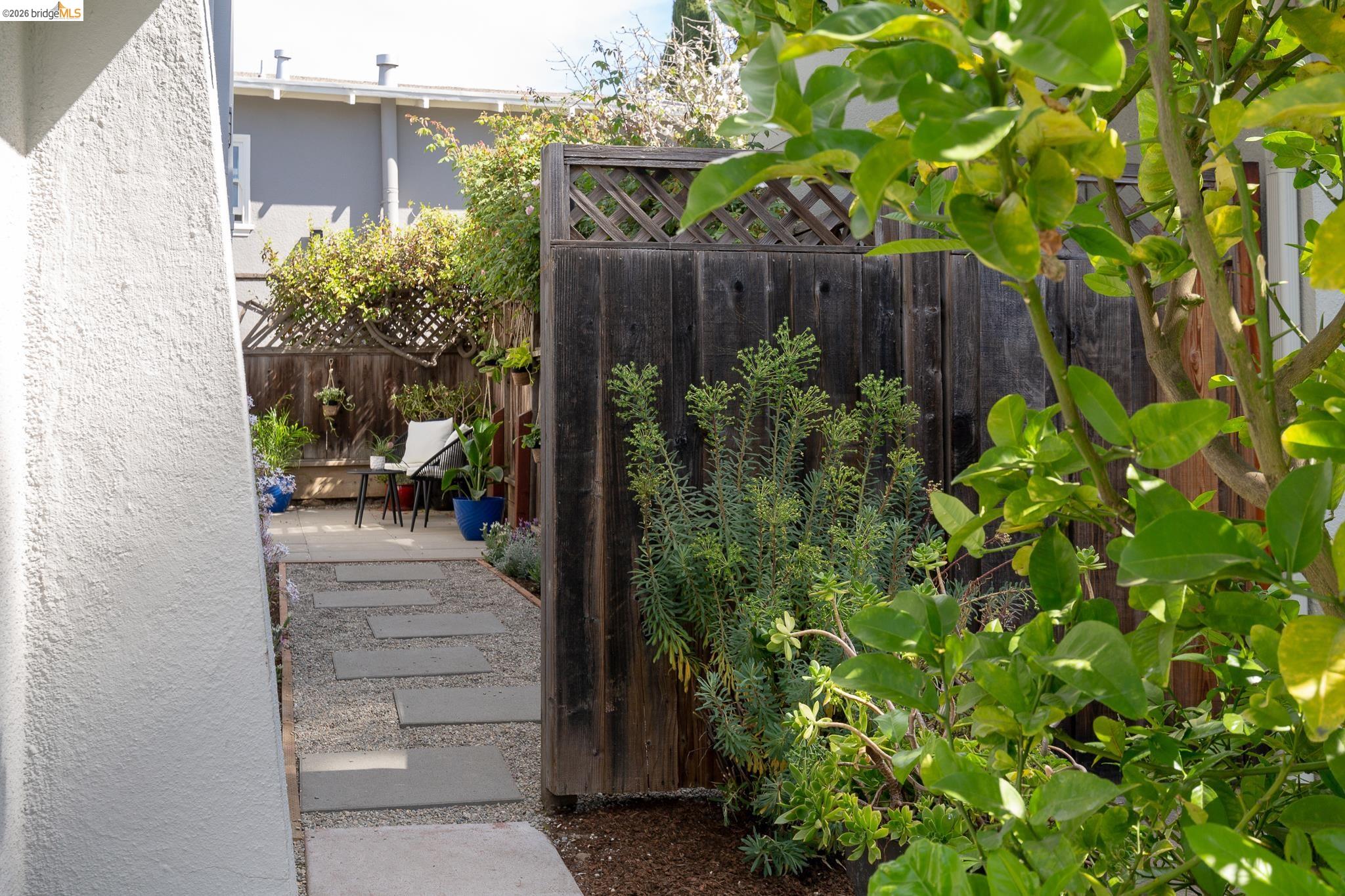 Detail Gallery Image 30 of 39 For 1200 El Centro Ave, Oakland,  CA 94602 - 2 Beds | 2 Baths