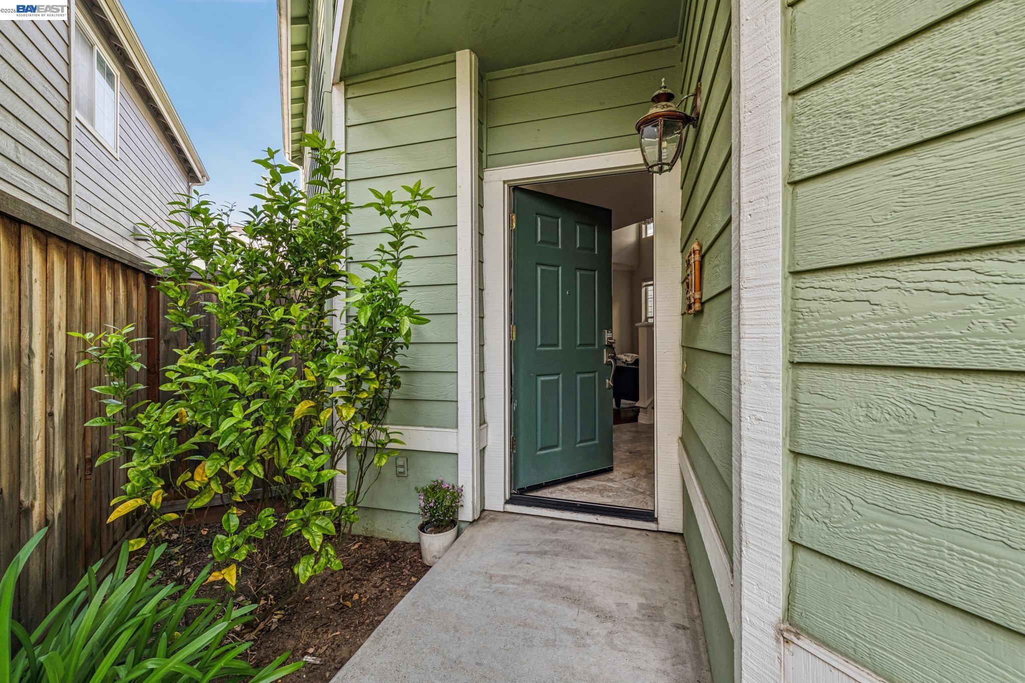 Detail Gallery Image 3 of 37 For 35 Britt Ct, Alameda,  CA 94502 - 3 Beds | 2/1 Baths