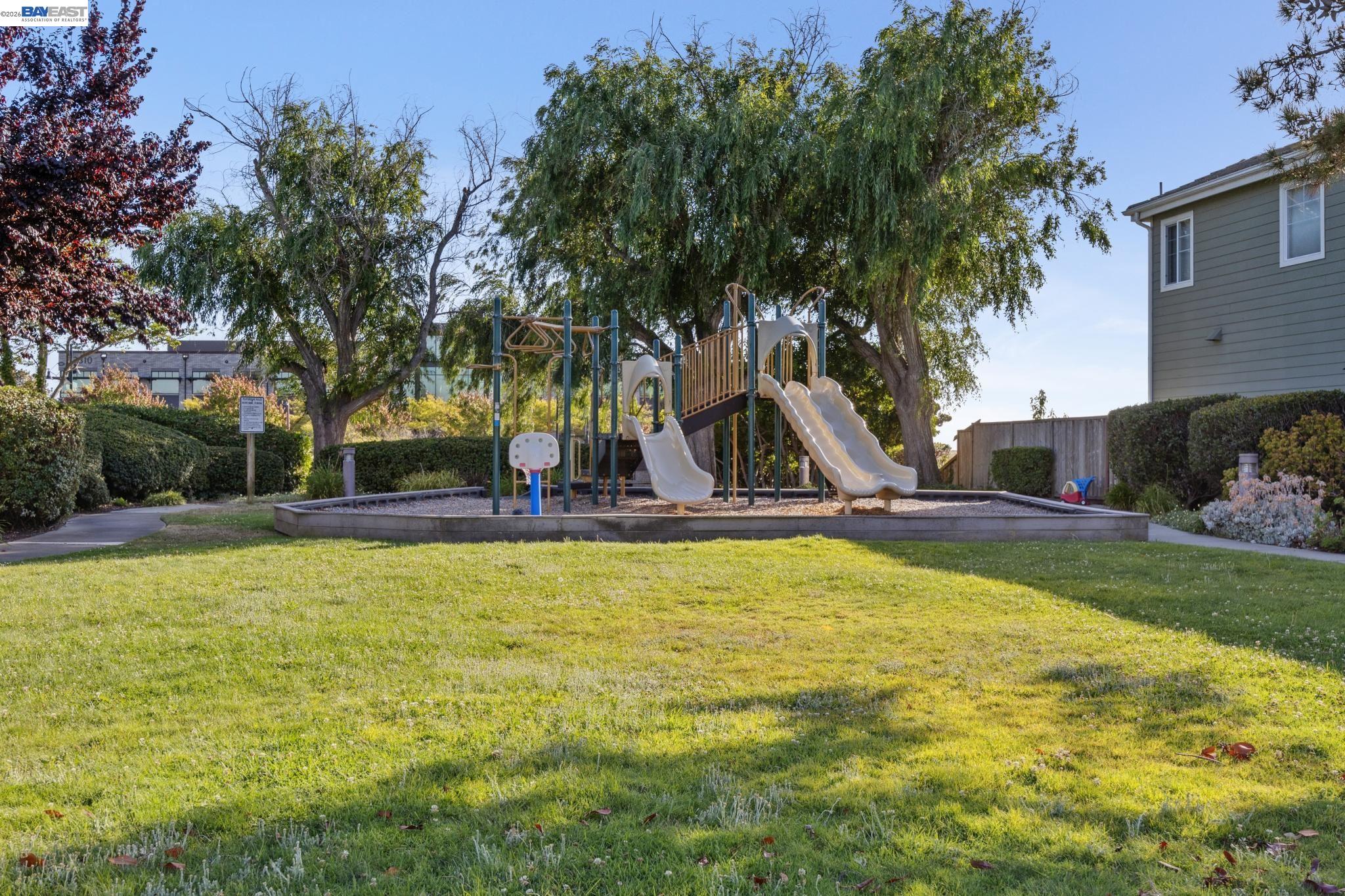 Detail Gallery Image 30 of 37 For 35 Britt Ct, Alameda,  CA 94502 - 3 Beds | 2/1 Baths