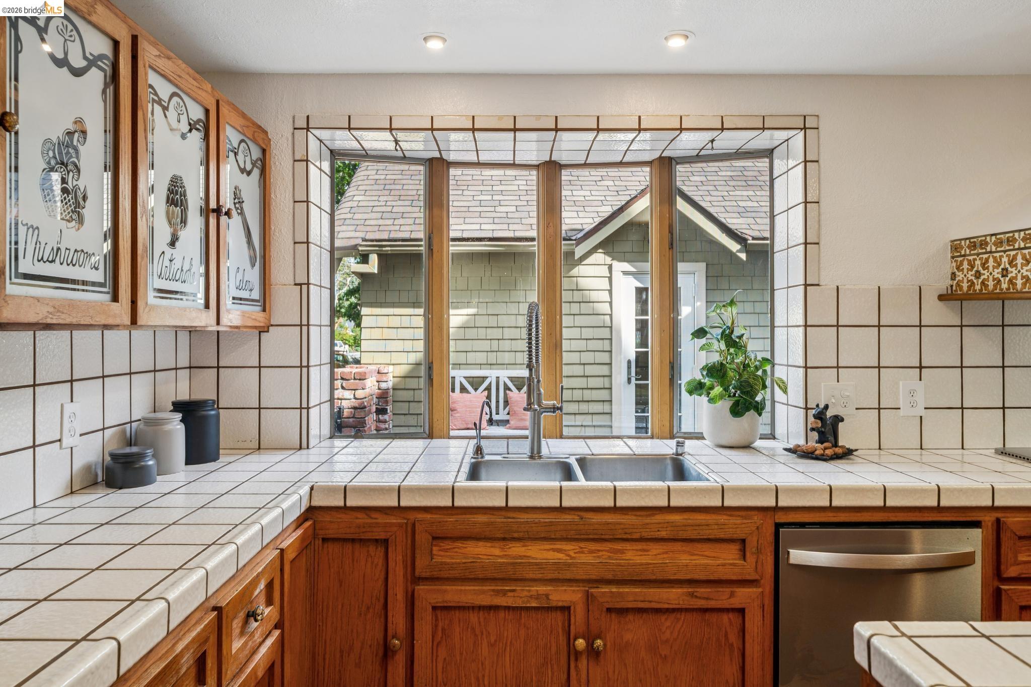 Detail Gallery Image 25 of 60 For 824 Paru St, Alameda,  CA 94501 - 5 Beds | 3/1 Baths