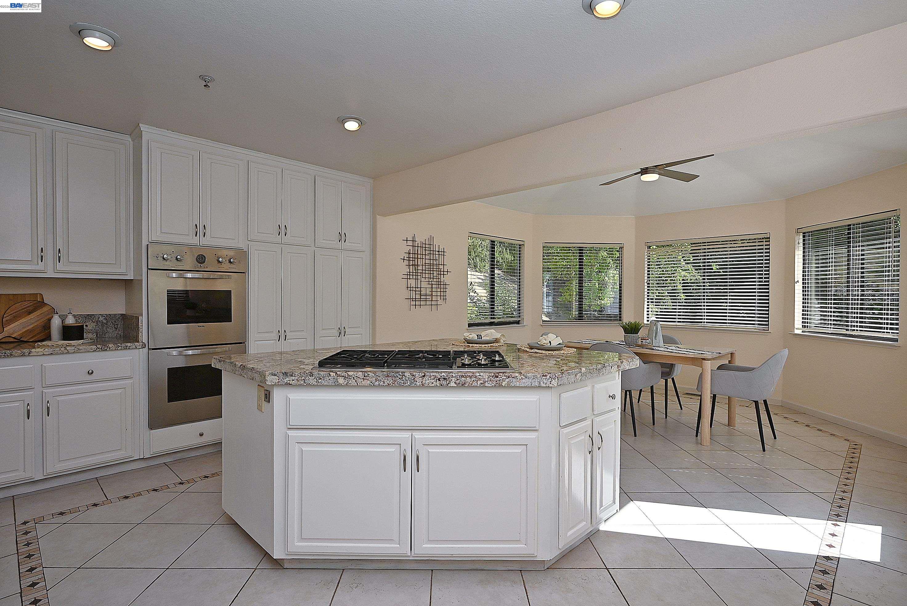 Detail Gallery Image 12 of 47 For 16 Mcnamara Ln, Martinez,  CA 94553 - 5 Beds | 3 Baths