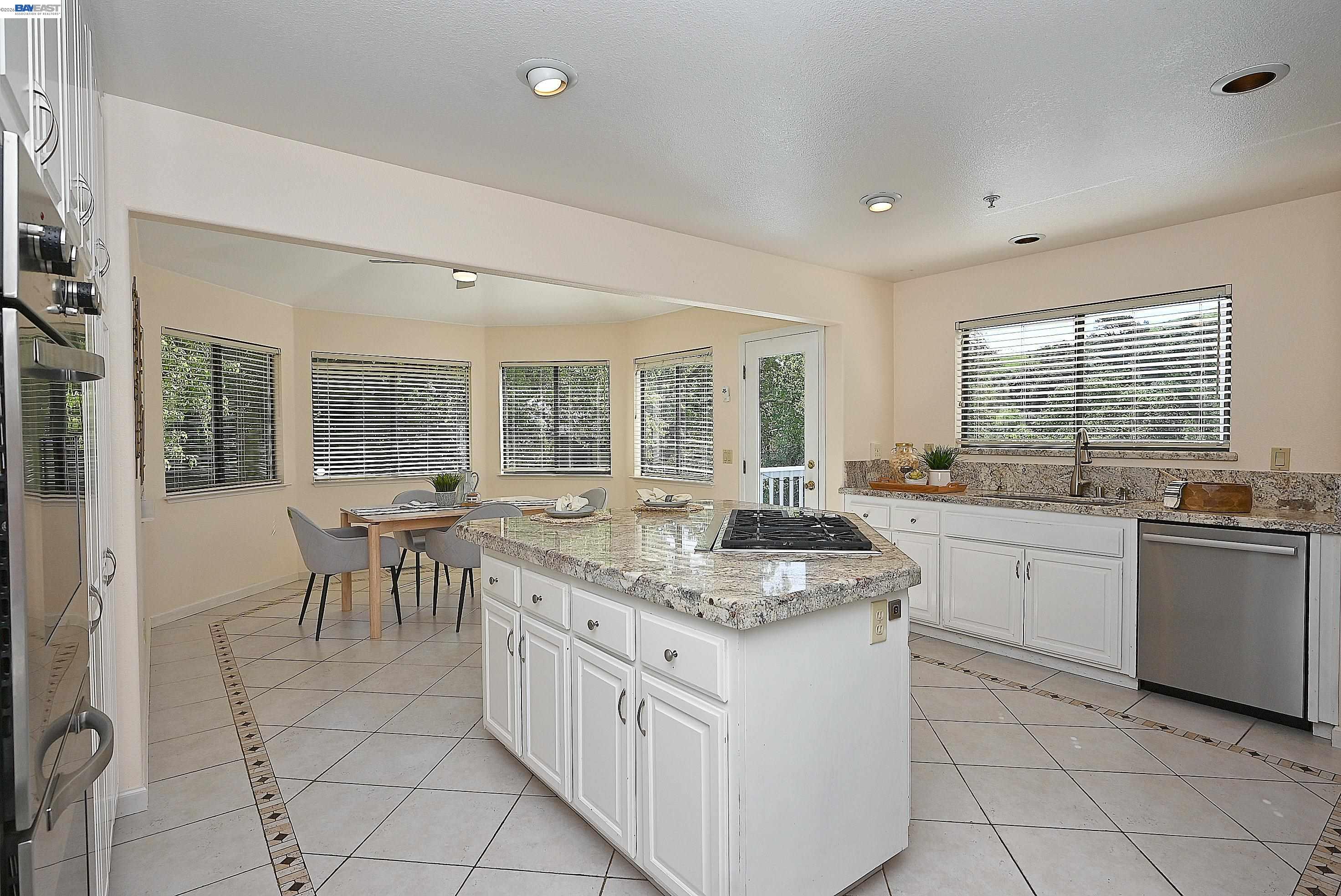 Detail Gallery Image 13 of 47 For 16 Mcnamara Ln, Martinez,  CA 94553 - 5 Beds | 3 Baths