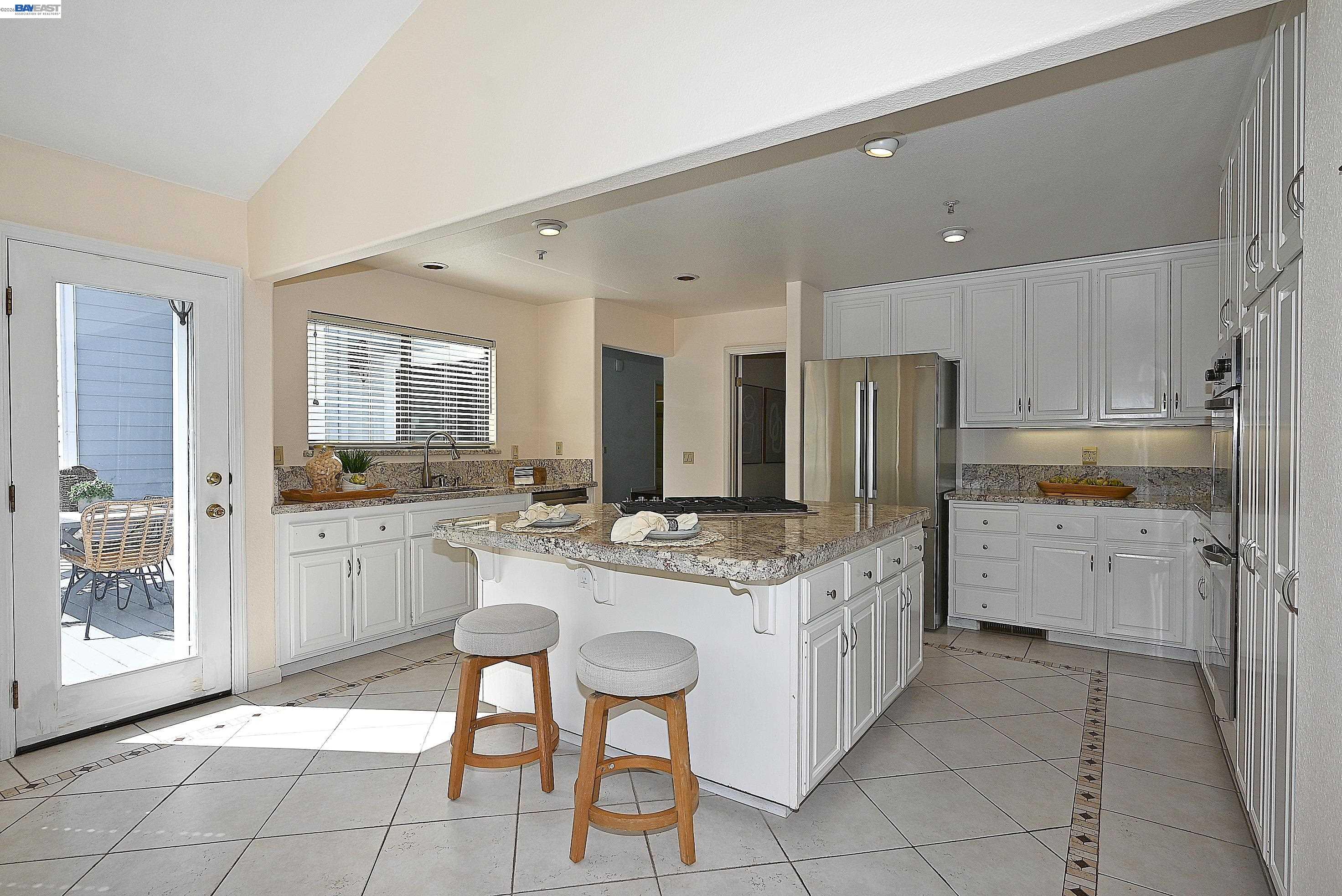 Detail Gallery Image 14 of 47 For 16 Mcnamara Ln, Martinez,  CA 94553 - 5 Beds | 3 Baths