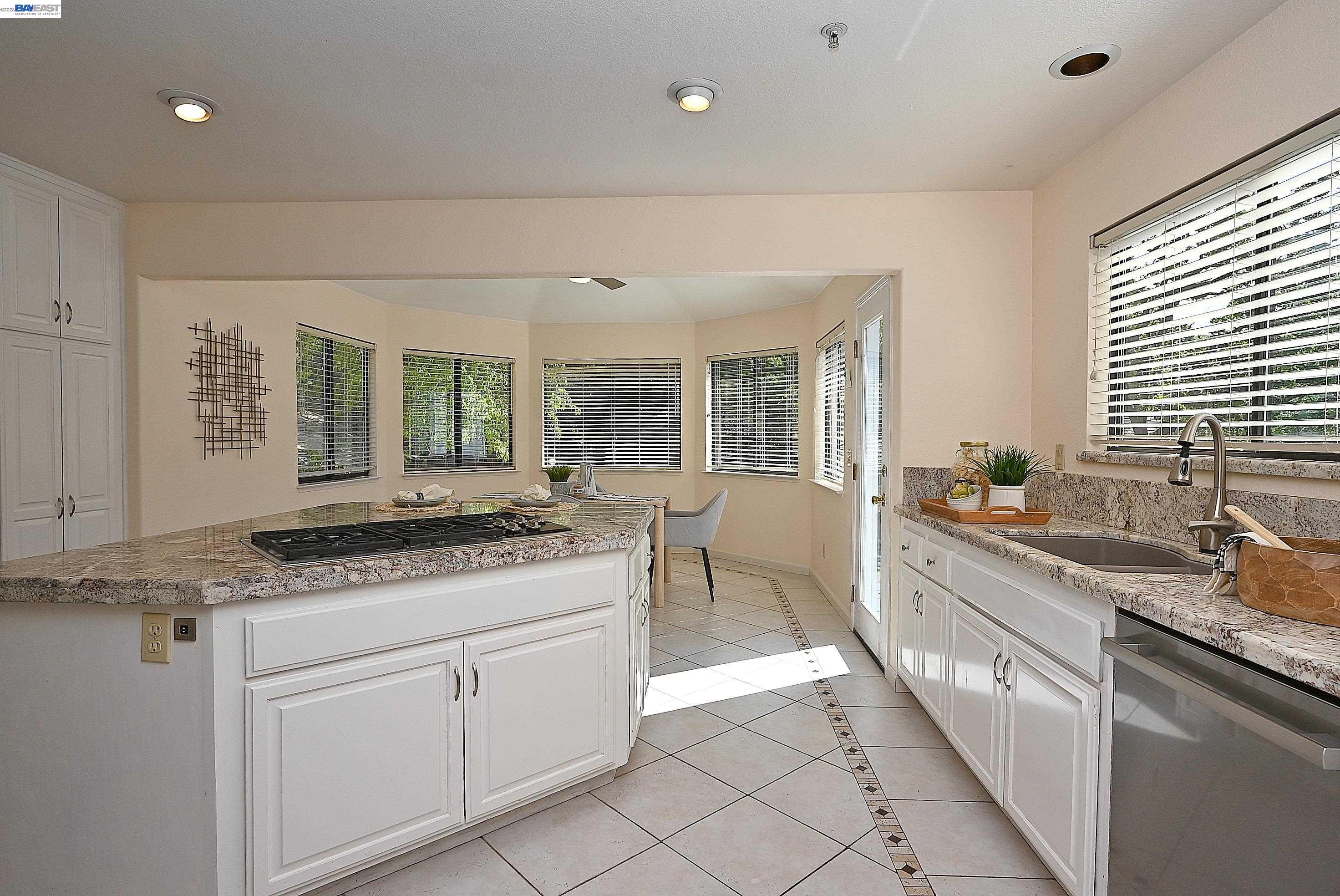 Detail Gallery Image 16 of 47 For 16 Mcnamara Ln, Martinez,  CA 94553 - 5 Beds | 3 Baths