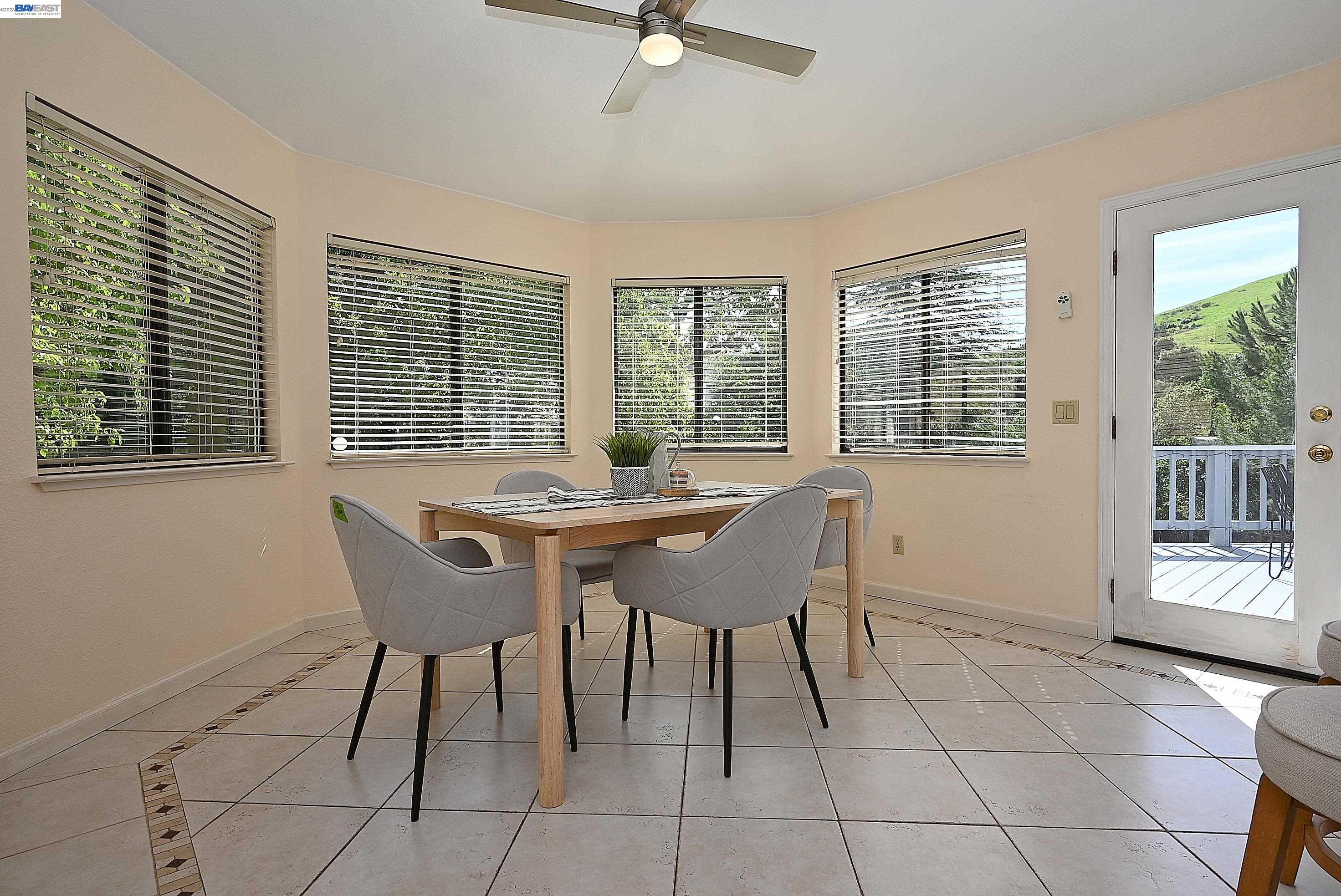 Detail Gallery Image 18 of 47 For 16 Mcnamara Ln, Martinez,  CA 94553 - 5 Beds | 3 Baths