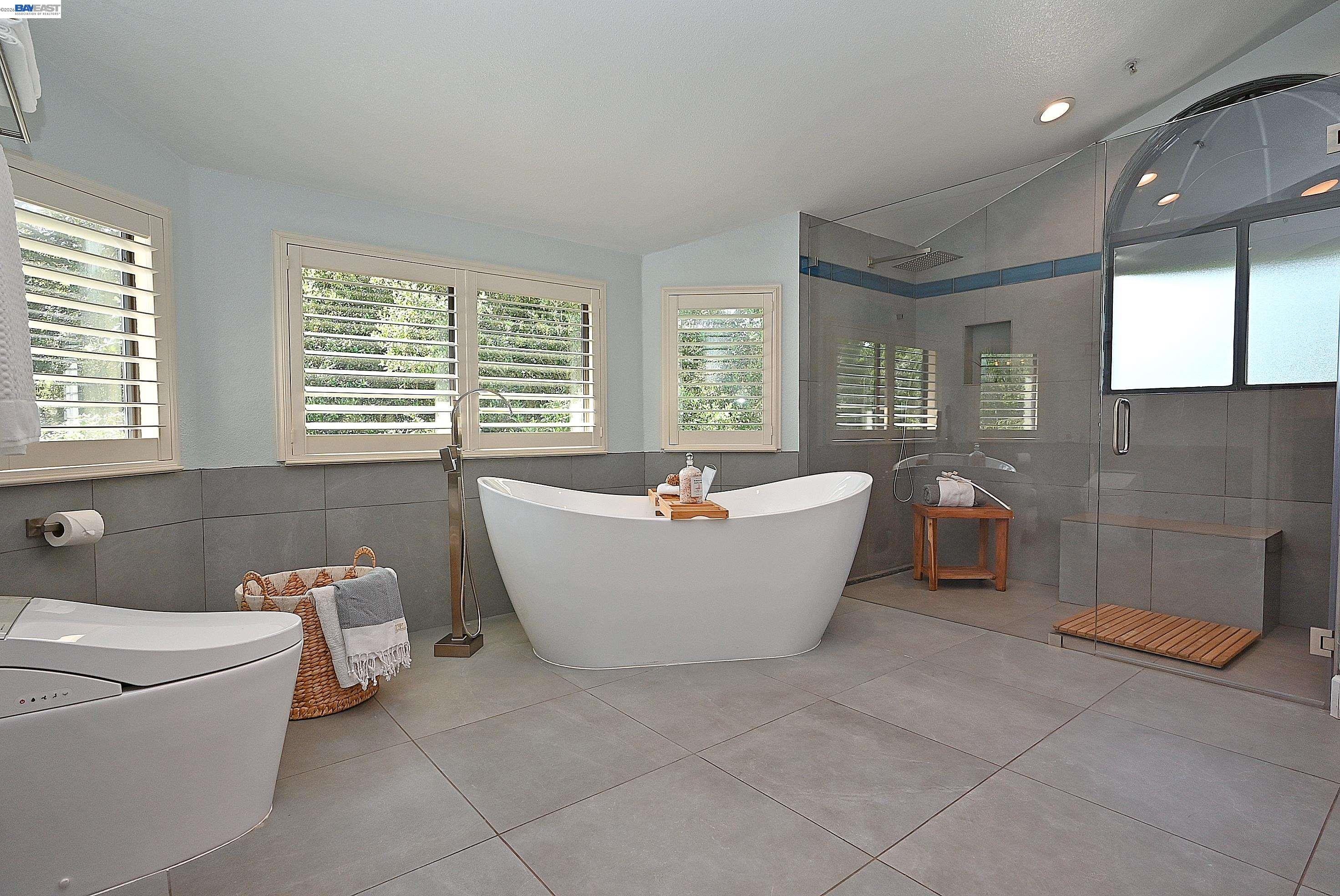 Detail Gallery Image 22 of 47 For 16 Mcnamara Ln, Martinez,  CA 94553 - 5 Beds | 3 Baths