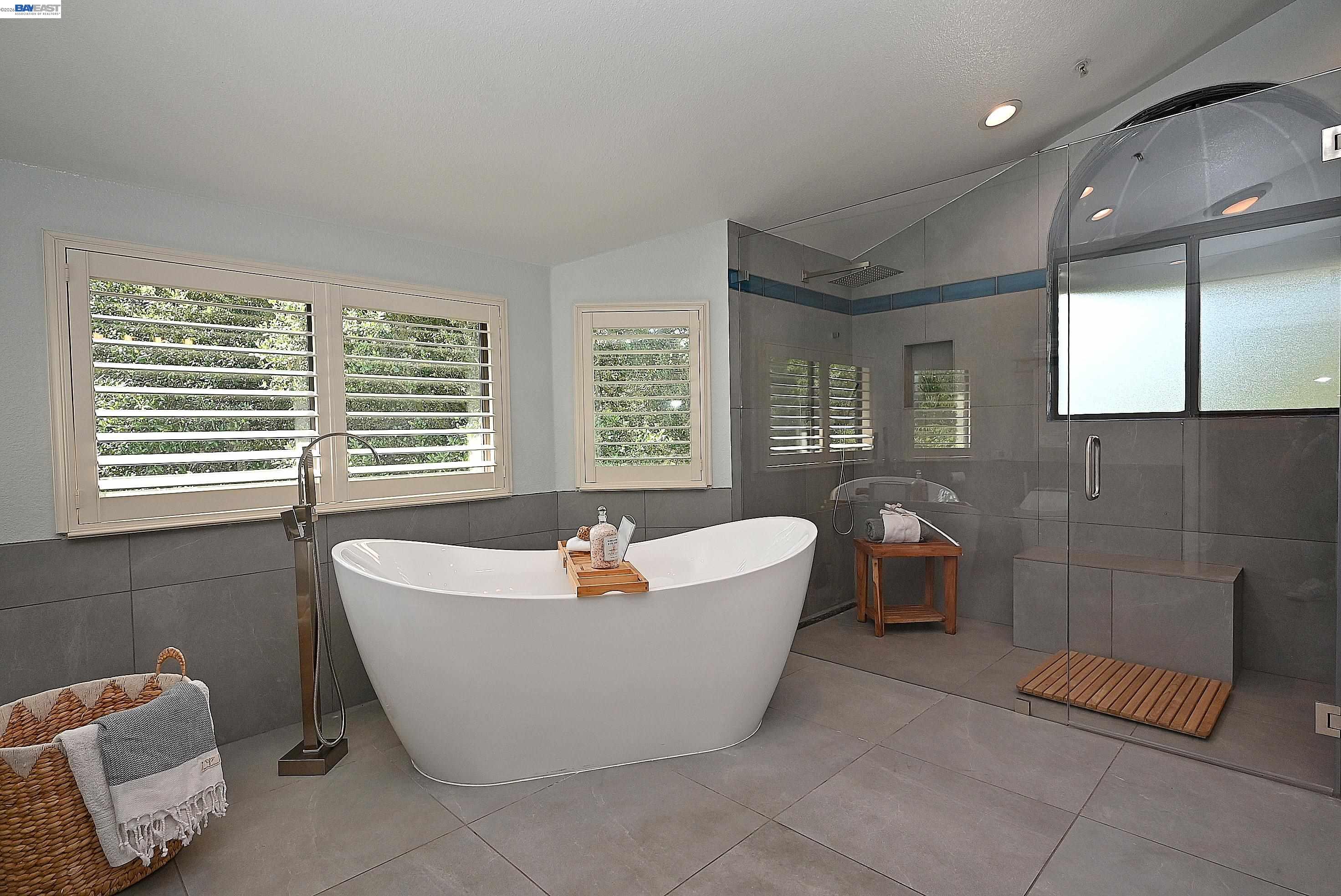 Detail Gallery Image 24 of 47 For 16 Mcnamara Ln, Martinez,  CA 94553 - 5 Beds | 3 Baths