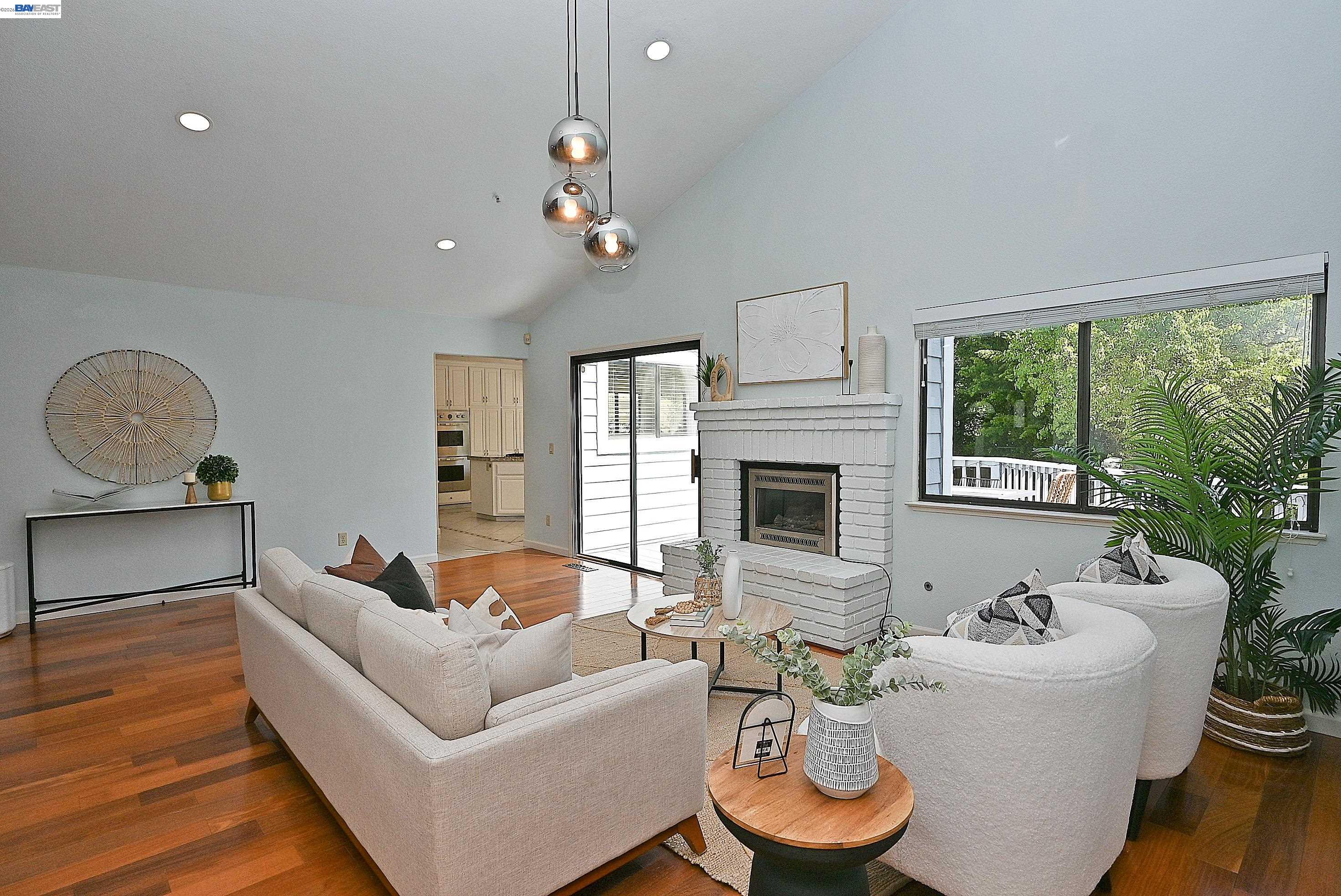 Detail Gallery Image 8 of 47 For 16 Mcnamara Ln, Martinez,  CA 94553 - 5 Beds | 3 Baths