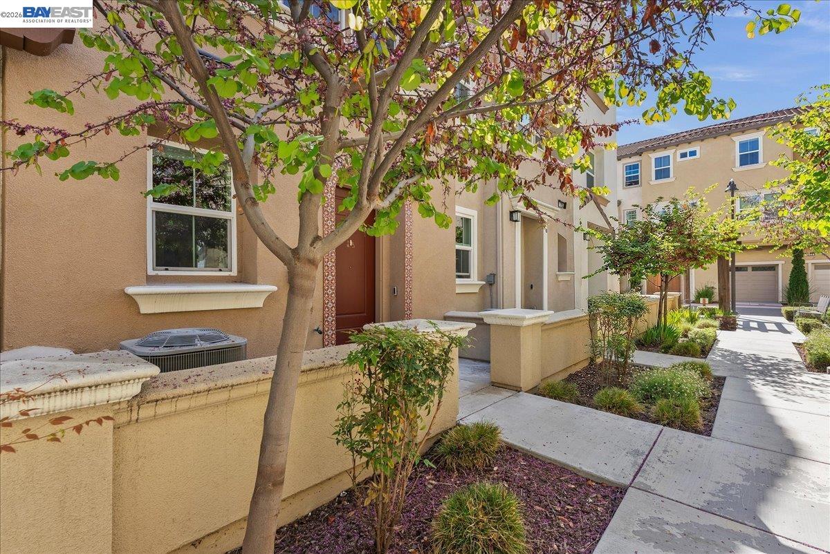 Detail Gallery Image 2 of 39 For 730 Amalfi Loop, Milpitas,  CA 95035 - 3 Beds | 3/1 Baths