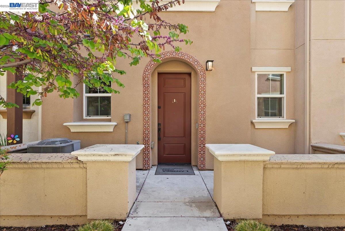 Detail Gallery Image 4 of 39 For 730 Amalfi Loop, Milpitas,  CA 95035 - 3 Beds | 3/1 Baths