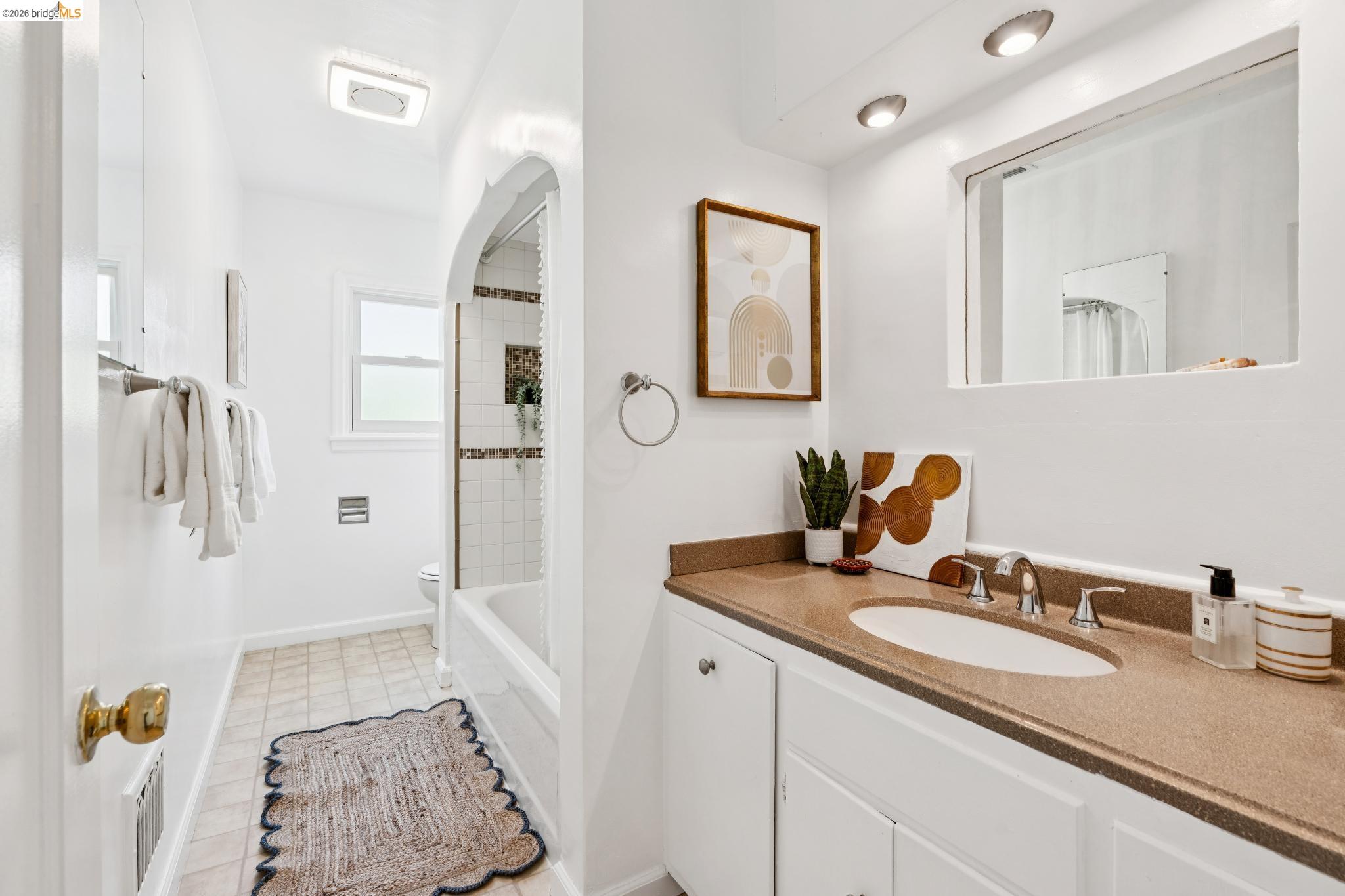 Detail Gallery Image 13 of 26 For 3824 Enos Ave, Oakland,  CA 94619 - 3 Beds | 2 Baths