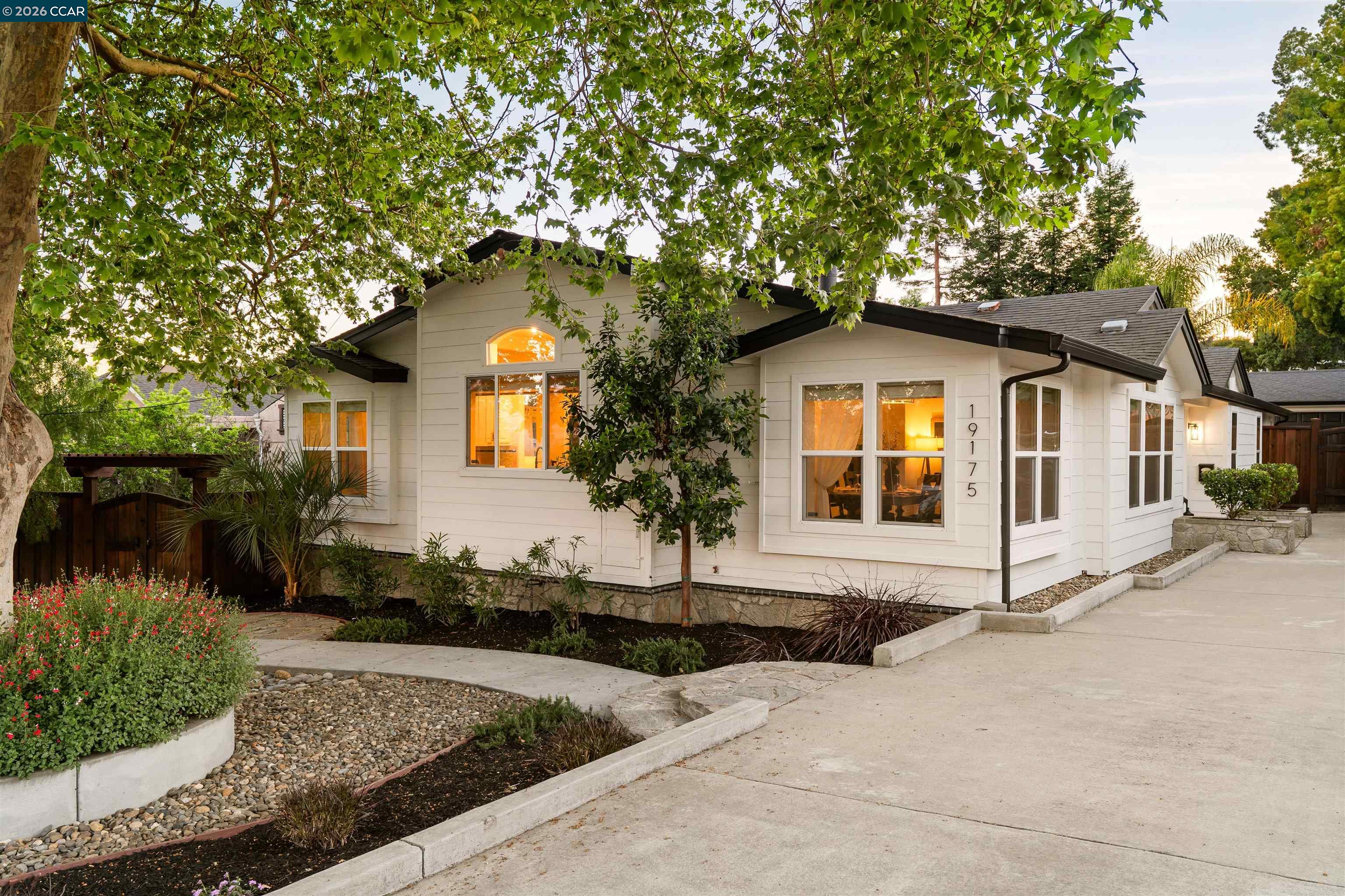 Detail Gallery Image 2 of 46 For 19175 Carlton Ave, Castro Valley,  CA 94546 - 4 Beds | 2/1 Baths