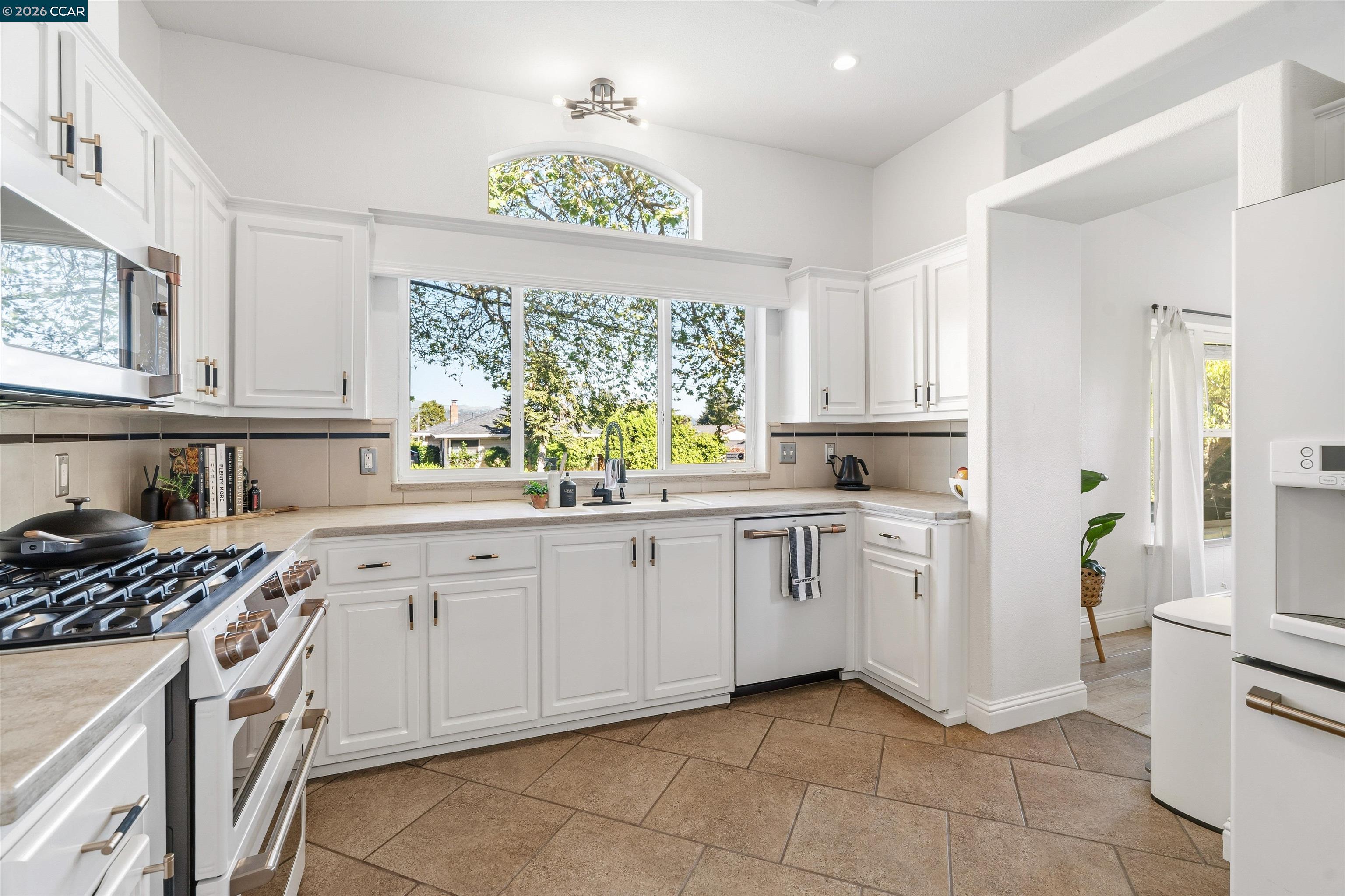 Detail Gallery Image 12 of 46 For 19175 Carlton Ave, Castro Valley,  CA 94546 - 4 Beds | 2/1 Baths