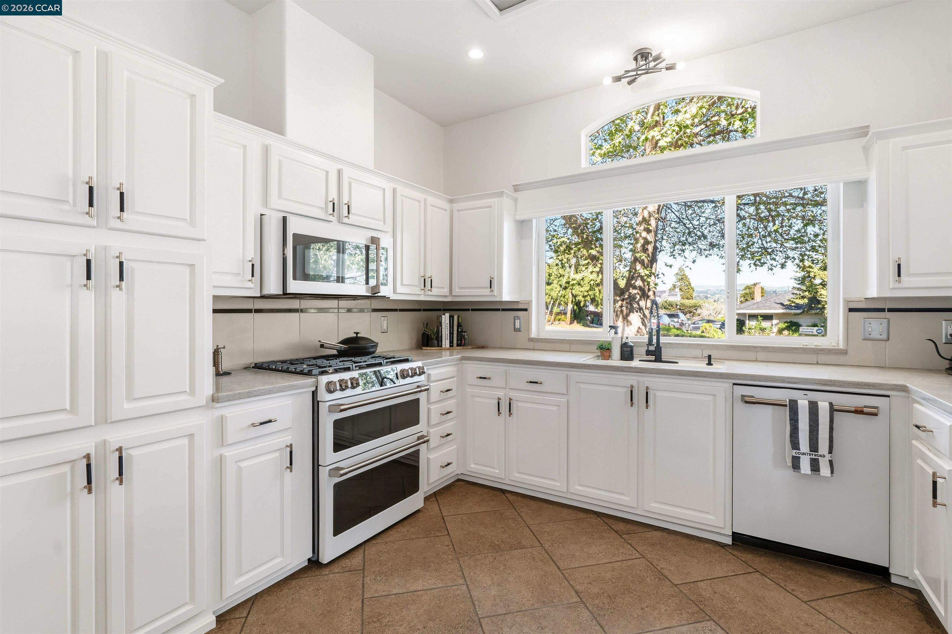 Detail Gallery Image 13 of 46 For 19175 Carlton Ave, Castro Valley,  CA 94546 - 4 Beds | 2/1 Baths