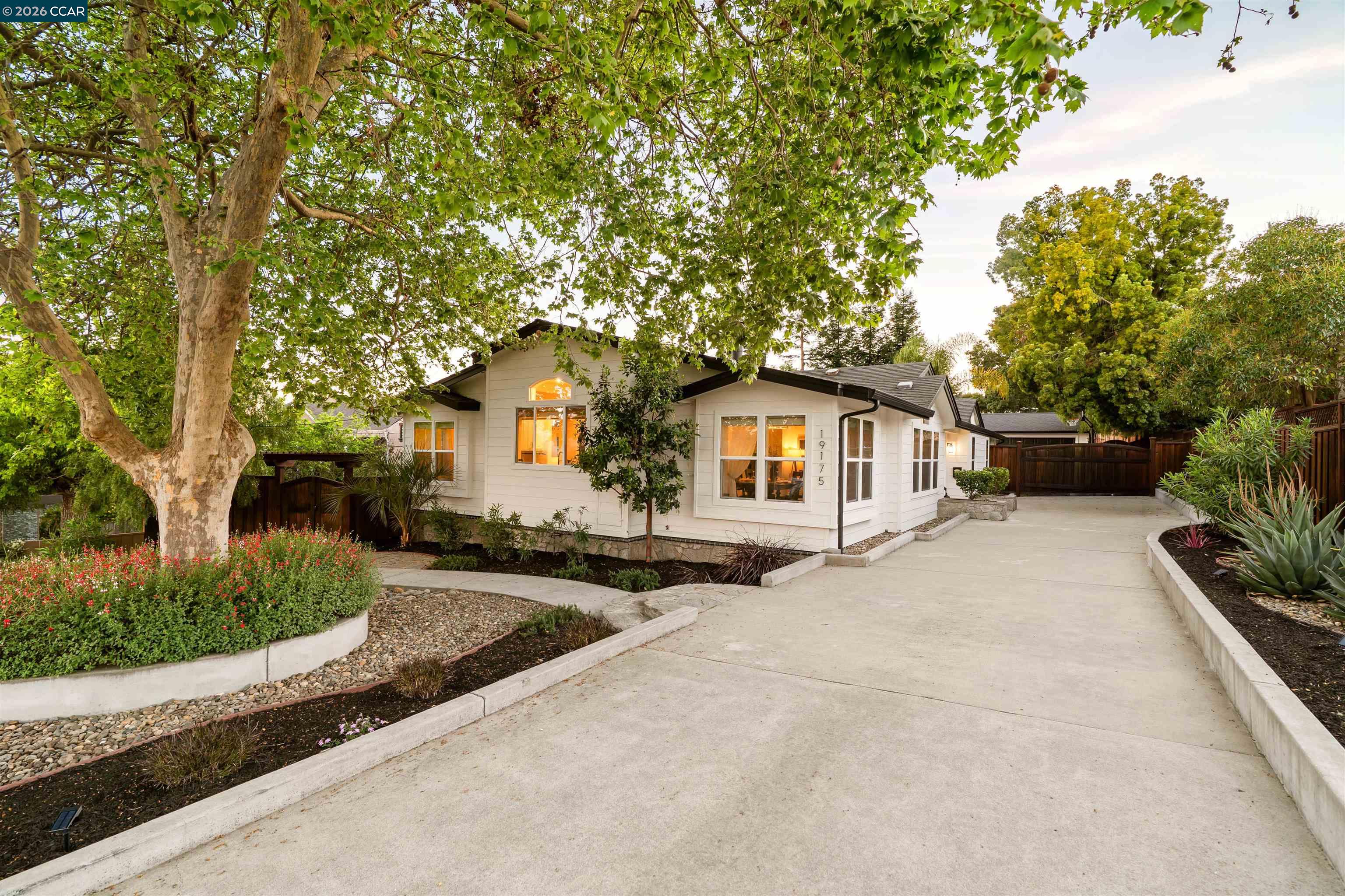 Detail Gallery Image 3 of 46 For 19175 Carlton Ave, Castro Valley,  CA 94546 - 4 Beds | 2/1 Baths