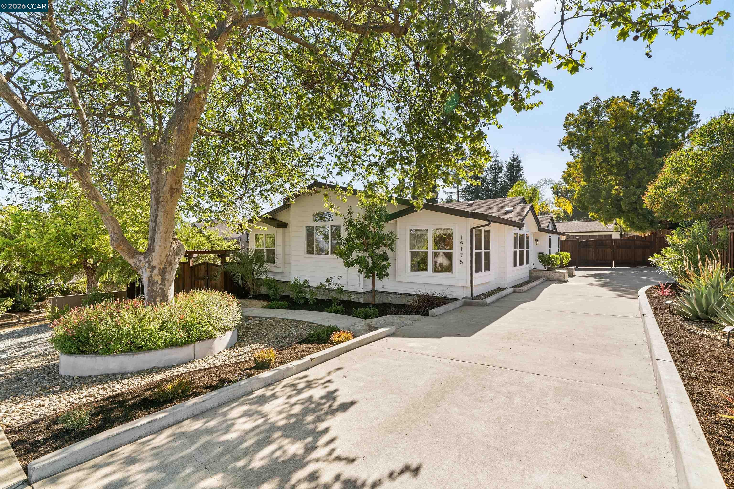 Detail Gallery Image 4 of 46 For 19175 Carlton Ave, Castro Valley,  CA 94546 - 4 Beds | 2/1 Baths