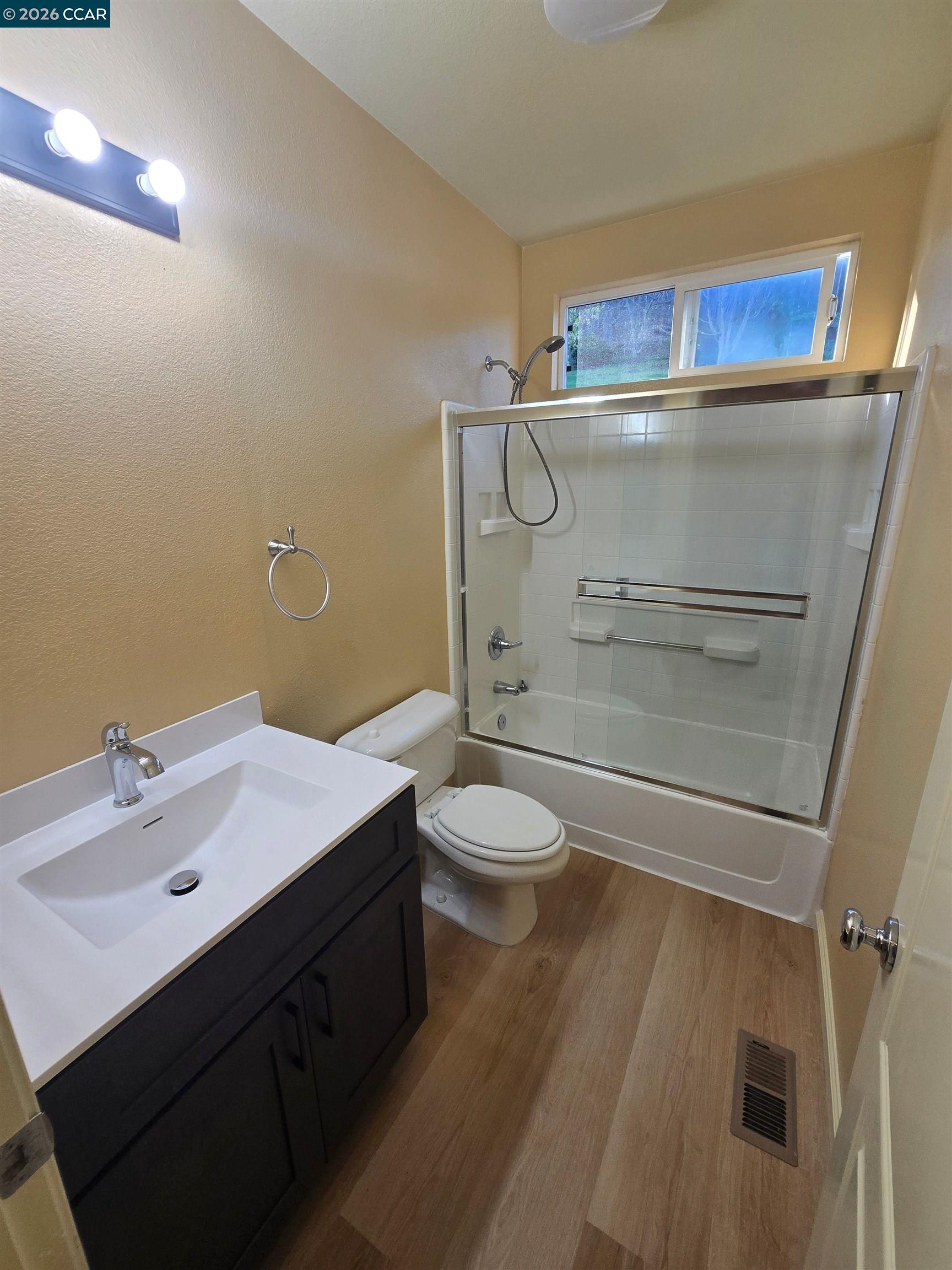 Detail Gallery Image 7 of 23 For 894 Bridgeway Cir, El Sobrante,  CA 94803 - 5 Beds | 3 Baths