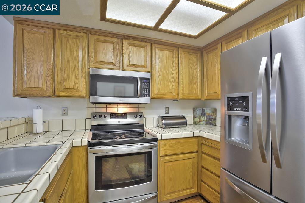 Detail Gallery Image 4 of 9 For 1429 Oak Hollow Ct, Pinole,  CA 94564 - 2 Beds | 2/1 Baths