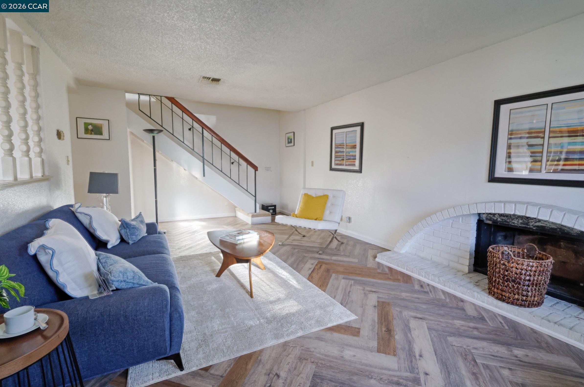 Detail Gallery Image 2 of 3 For 2585 El Portal Dr #C,  San Pablo,  CA 94806 - 2 Beds | 2/1 Baths