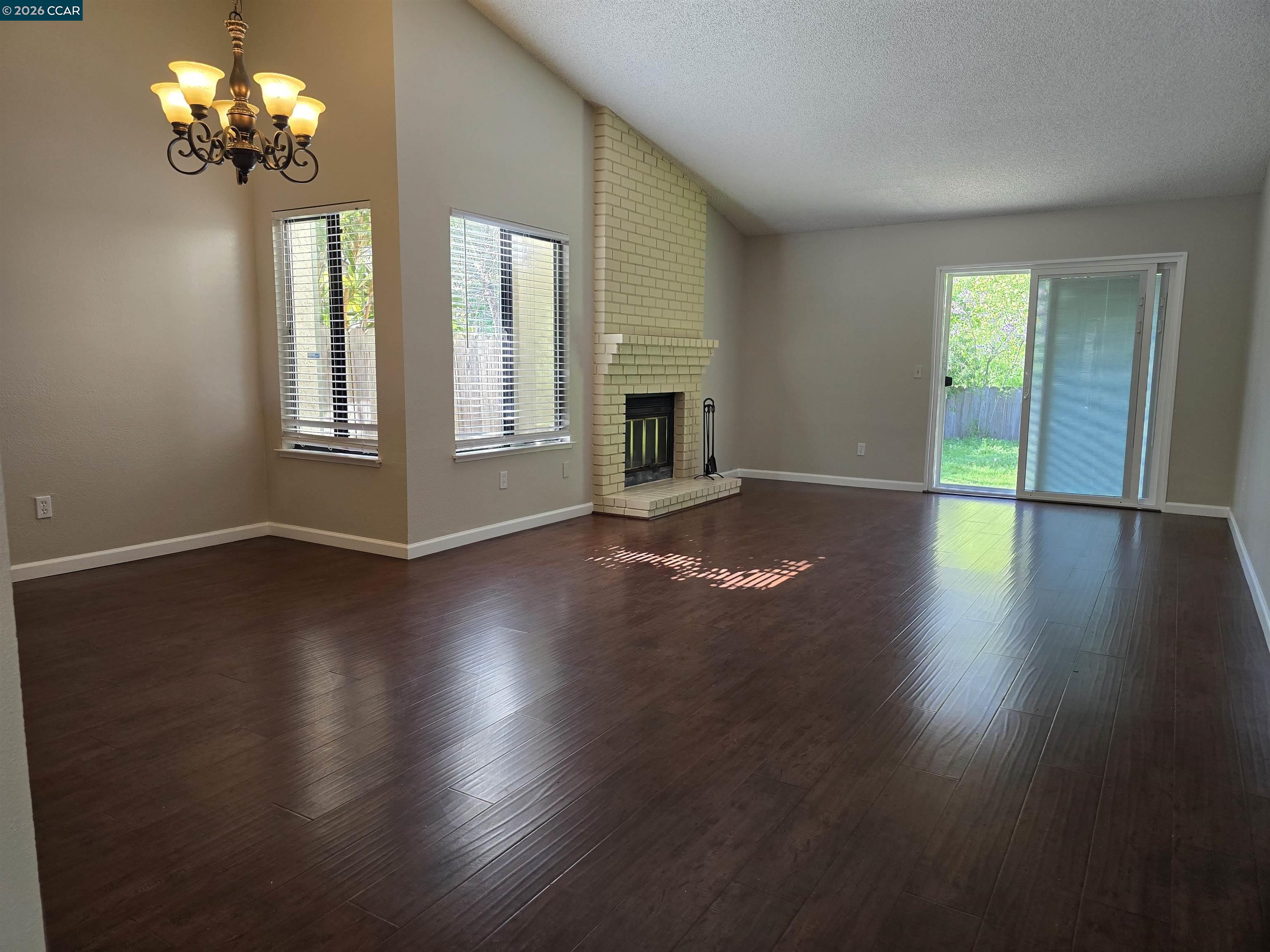 Detail Gallery Image 2 of 11 For 155 Dartford St, Hercules,  CA 94547 - 3 Beds | 2 Baths