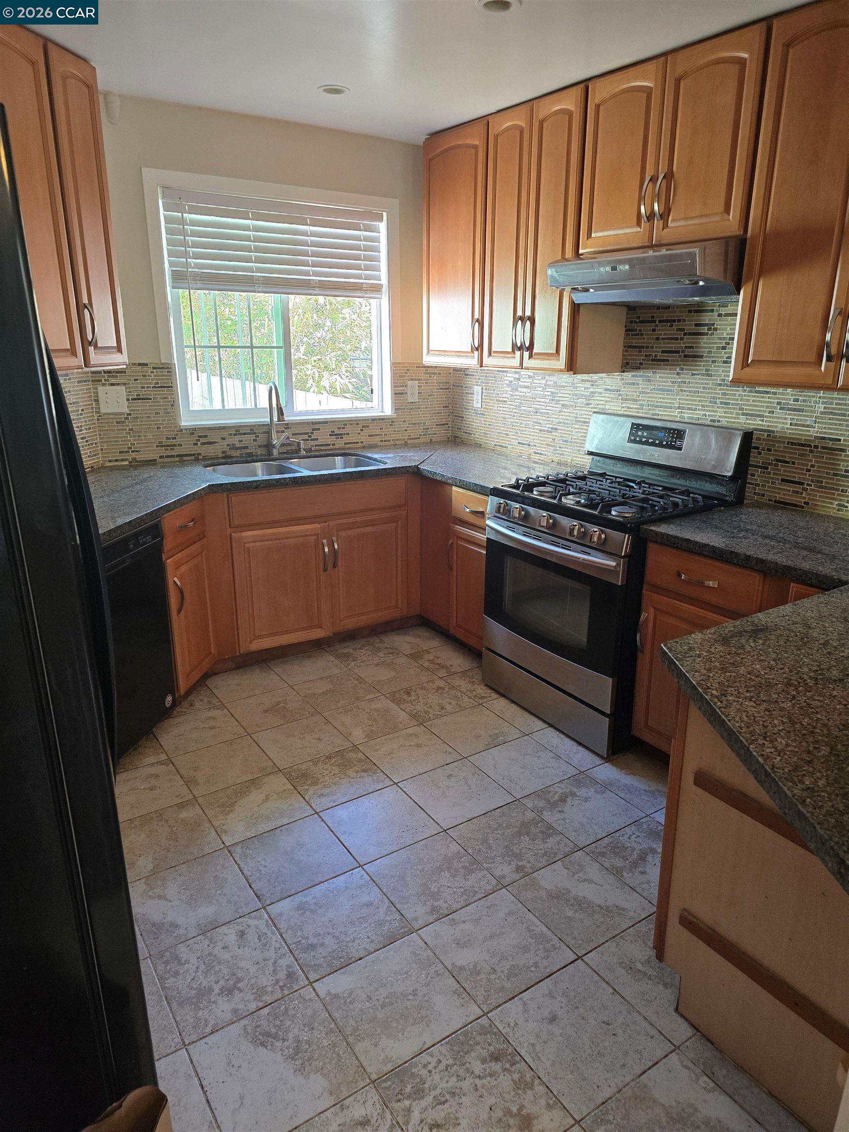 Detail Gallery Image 4 of 11 For 155 Dartford St, Hercules,  CA 94547 - 3 Beds | 2 Baths