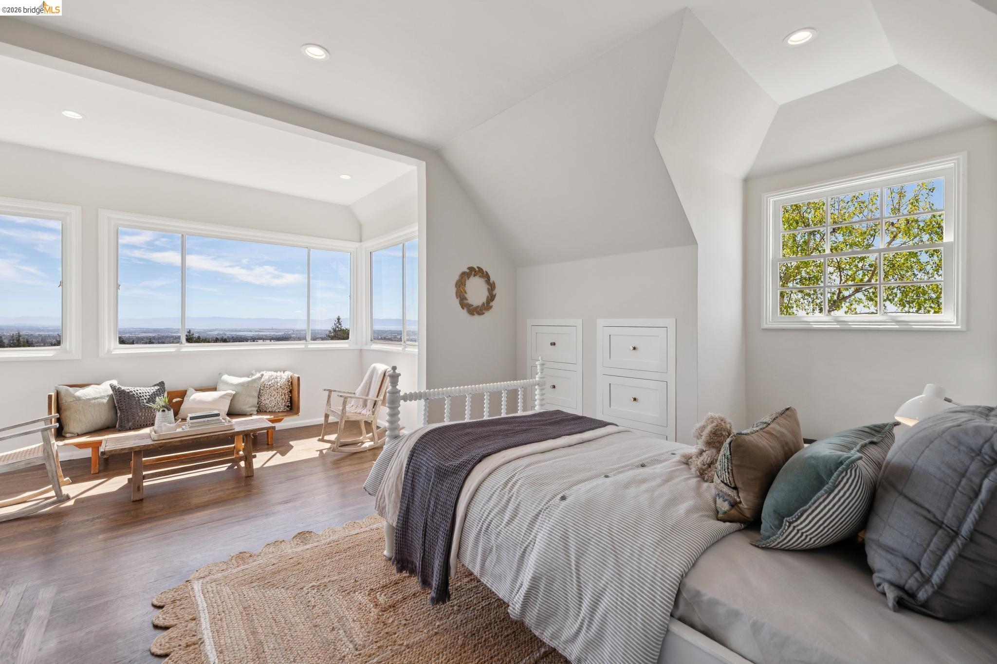 Detail Gallery Image 31 of 59 For 165 Bell Ave, Piedmont,  CA 94611 - 4 Beds | 3 Baths