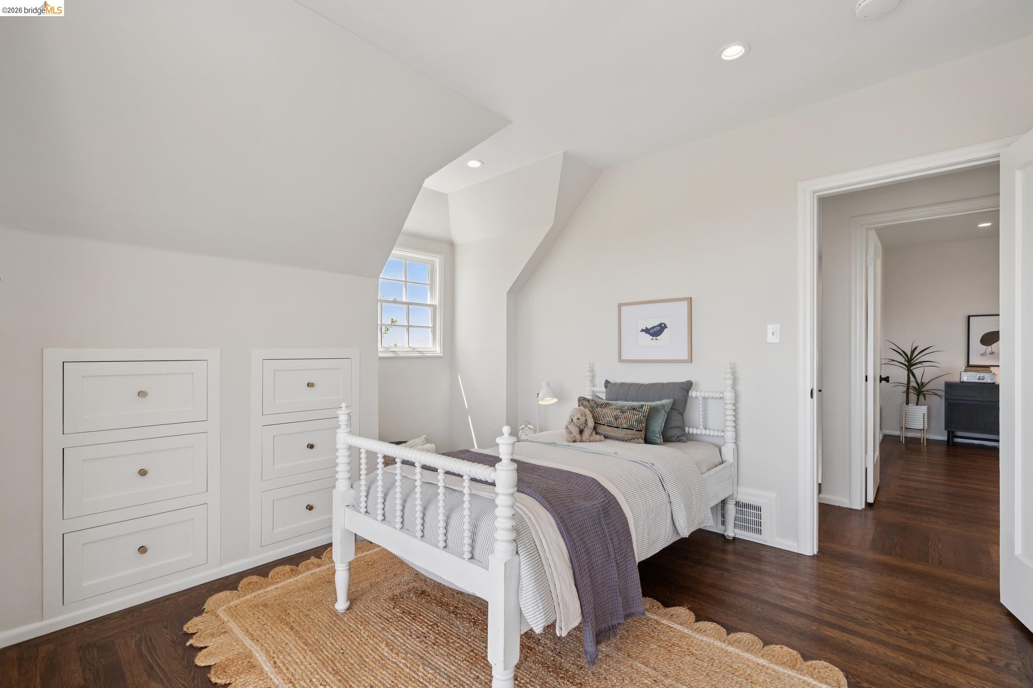 Detail Gallery Image 33 of 59 For 165 Bell Ave, Piedmont,  CA 94611 - 4 Beds | 3 Baths