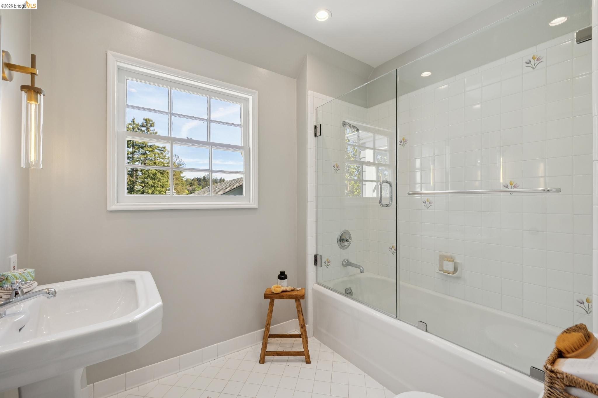 Detail Gallery Image 34 of 59 For 165 Bell Ave, Piedmont,  CA 94611 - 4 Beds | 3 Baths