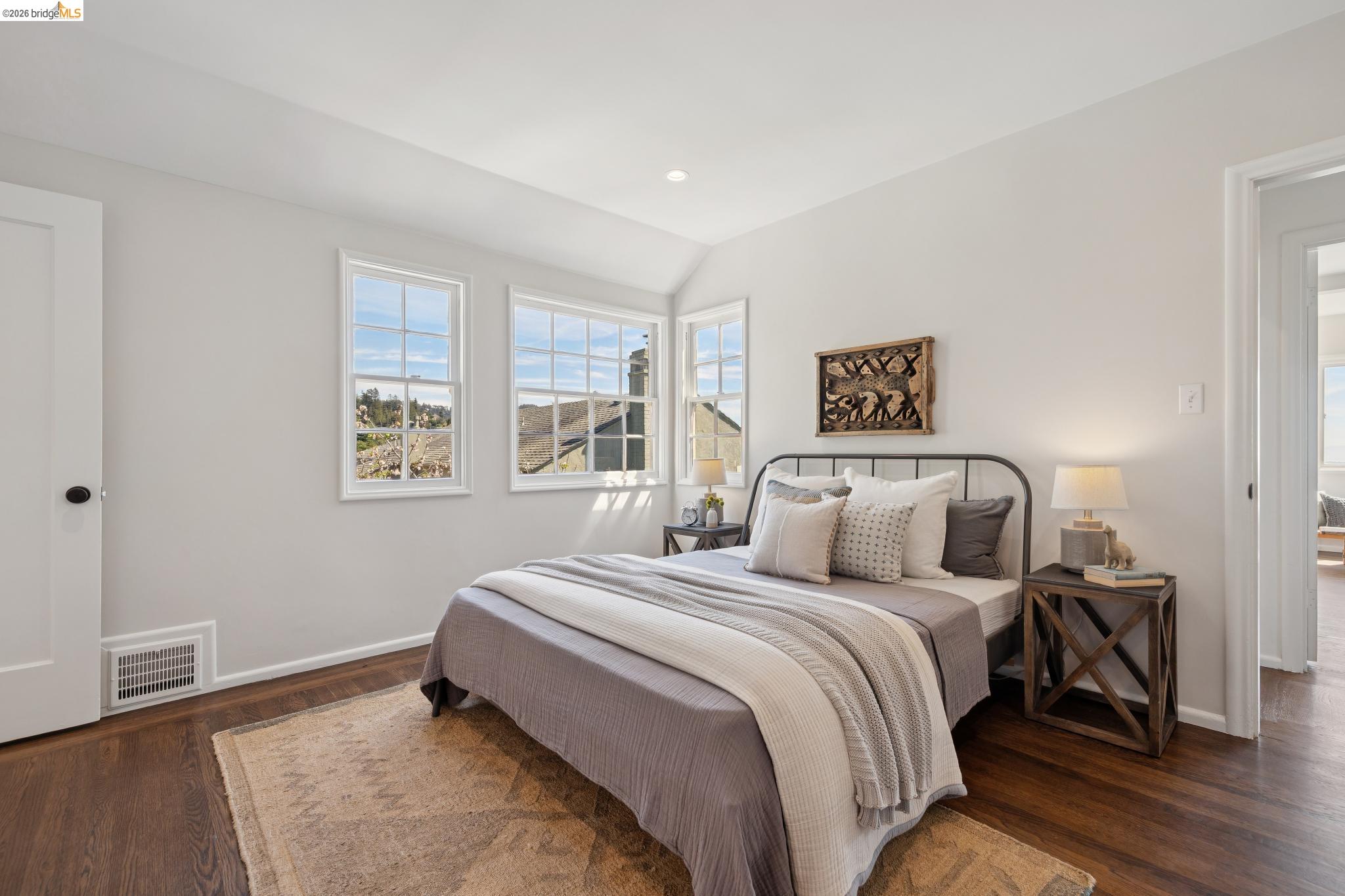 Detail Gallery Image 35 of 59 For 165 Bell Ave, Piedmont,  CA 94611 - 4 Beds | 3 Baths