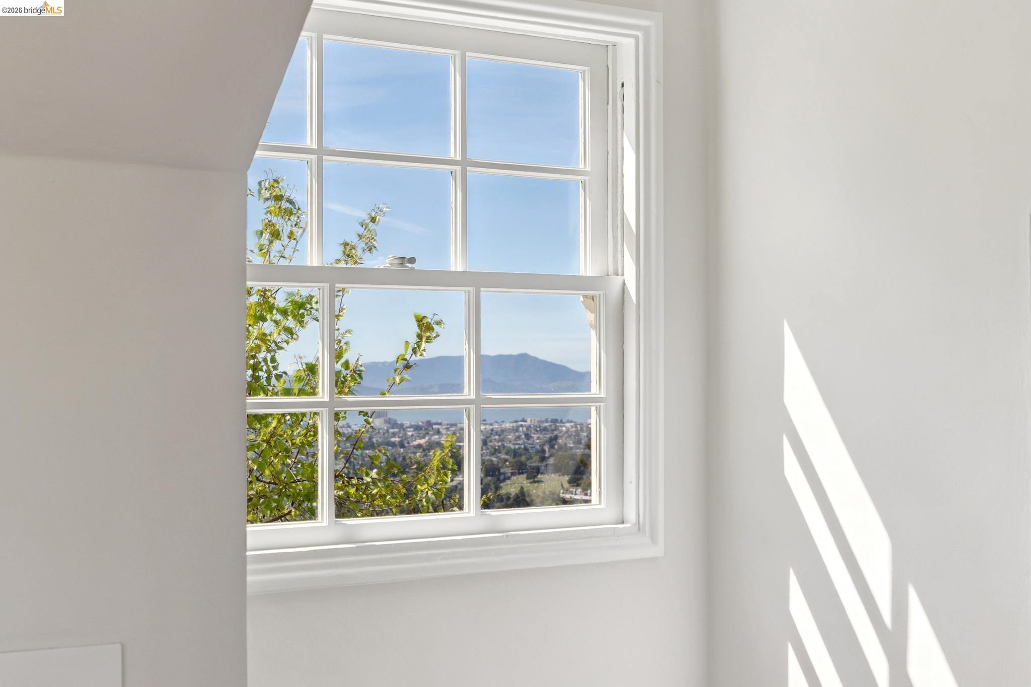 Detail Gallery Image 41 of 59 For 165 Bell Ave, Piedmont,  CA 94611 - 4 Beds | 3 Baths