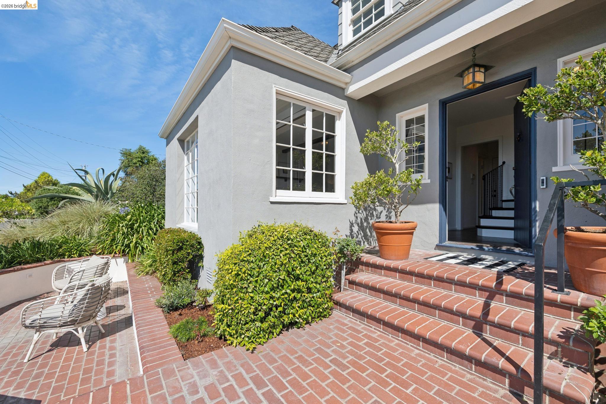 Detail Gallery Image 7 of 59 For 165 Bell Ave, Piedmont,  CA 94611 - 4 Beds | 3 Baths