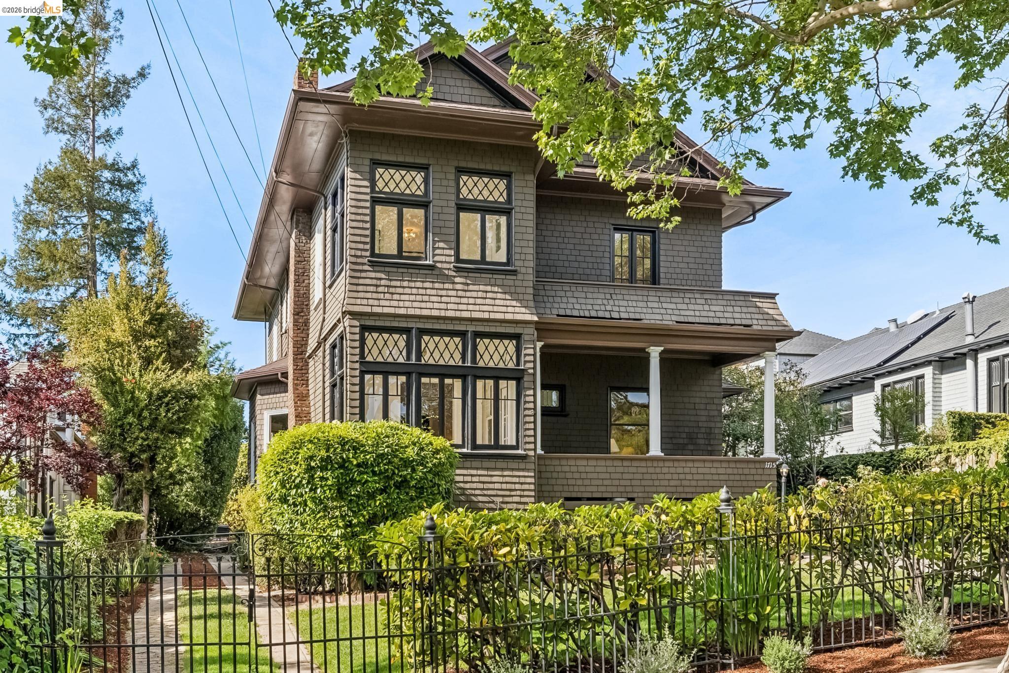 Detail Gallery Image 2 of 60 For 1715 Oakland Ave, Piedmont,  CA 94611 - 4 Beds | 2/2 Baths