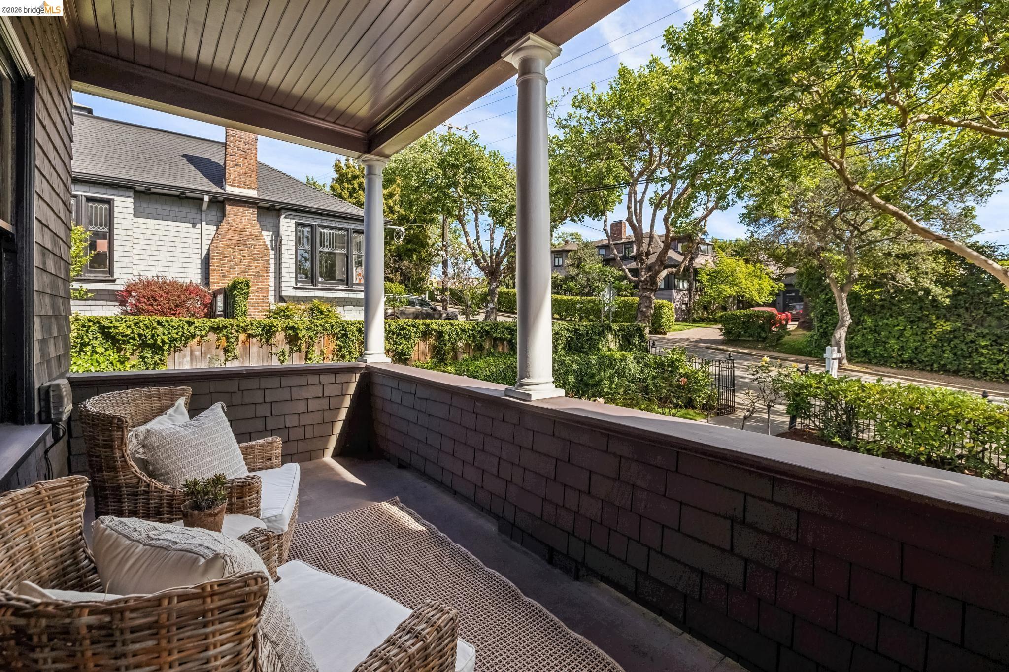 Detail Gallery Image 12 of 60 For 1715 Oakland Ave, Piedmont,  CA 94611 - 4 Beds | 2/2 Baths