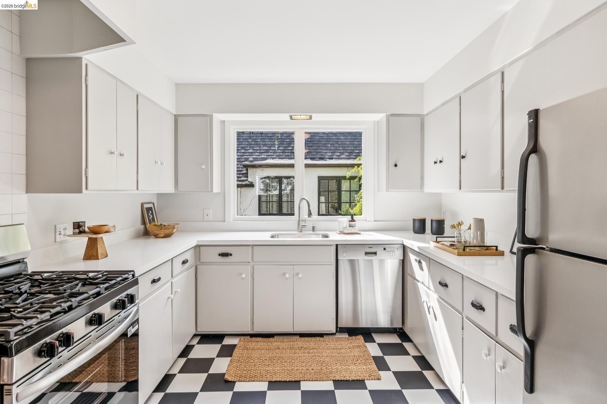 Detail Gallery Image 17 of 60 For 1715 Oakland Ave, Piedmont,  CA 94611 - 4 Beds | 2/2 Baths