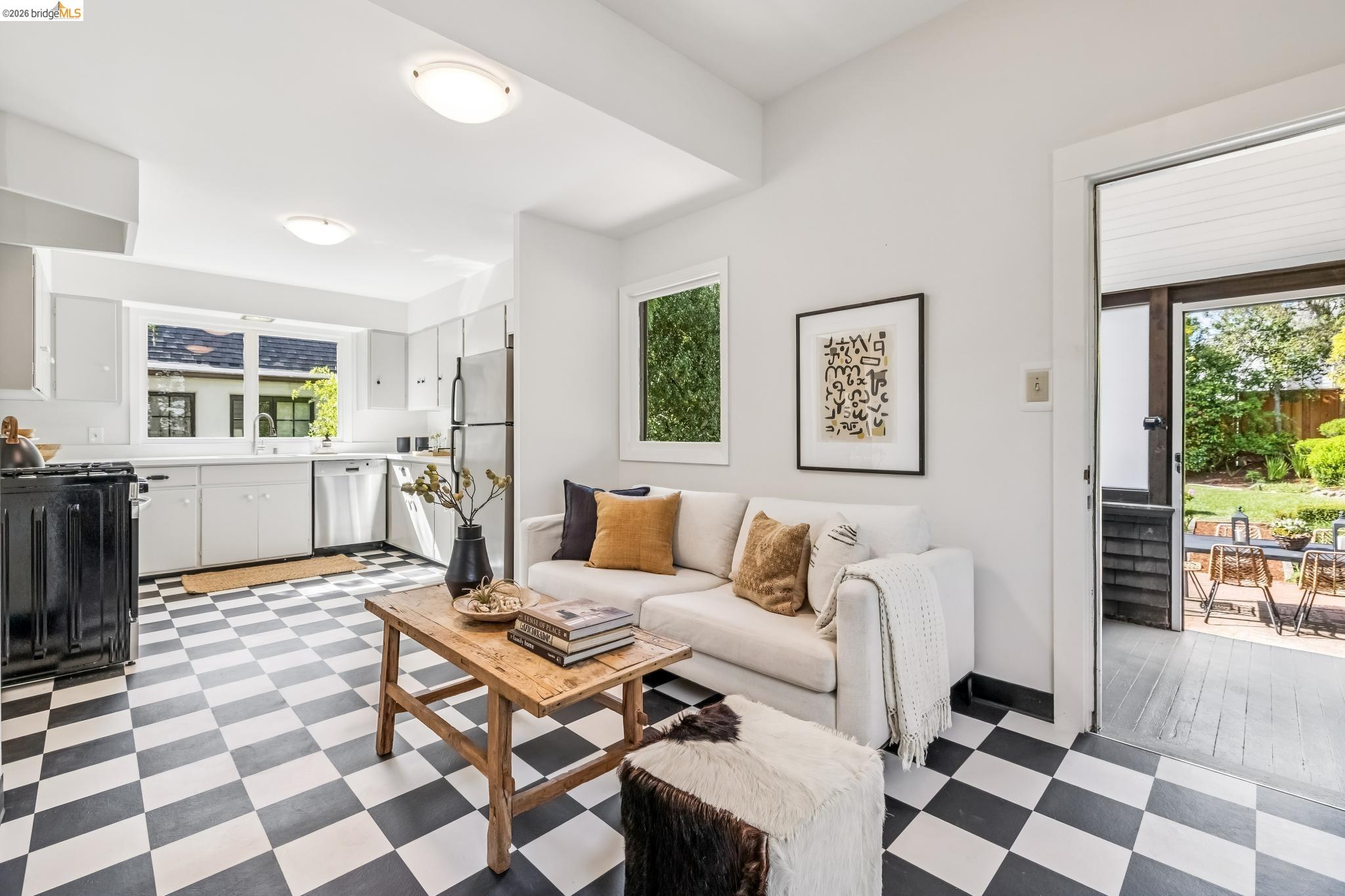 Detail Gallery Image 19 of 60 For 1715 Oakland Ave, Piedmont,  CA 94611 - 4 Beds | 2/2 Baths