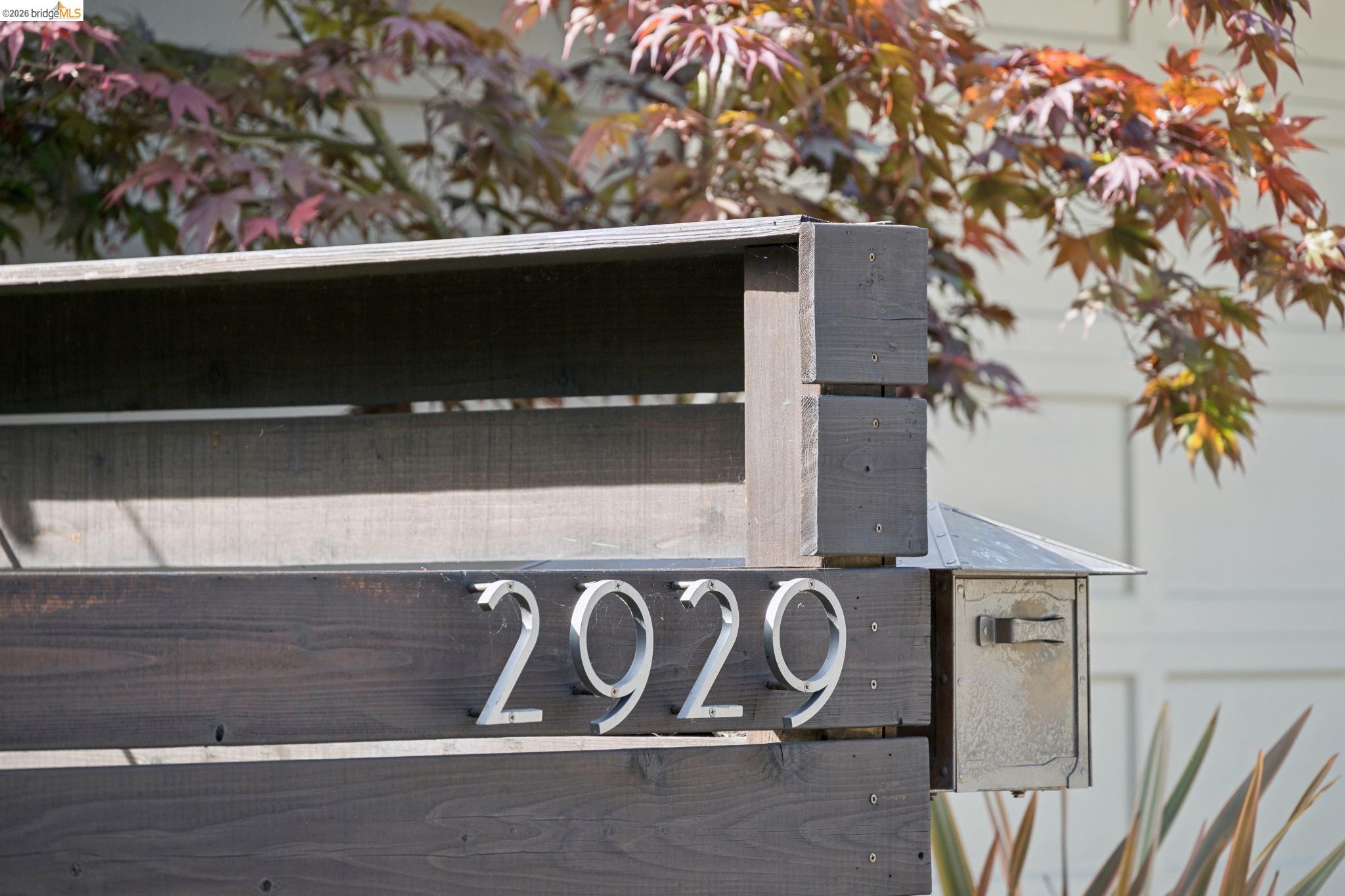 Detail Gallery Image 2 of 48 For 2929 Holyrood Drive, Oakland,  CA 94611 - 3 Beds | 2/1 Baths