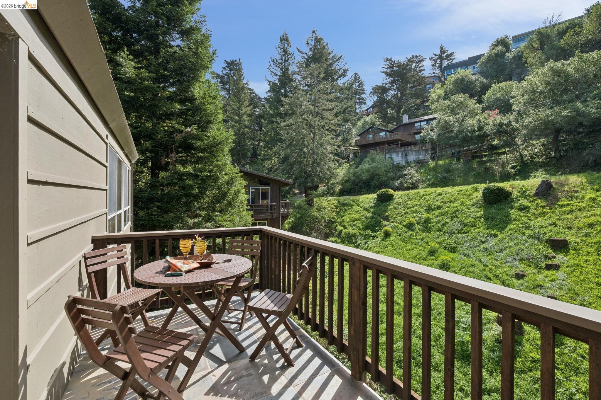 Detail Gallery Image 11 of 42 For 2929 Holyrood Drive, Oakland,  CA 94611 - 3 Beds | 2/1 Baths