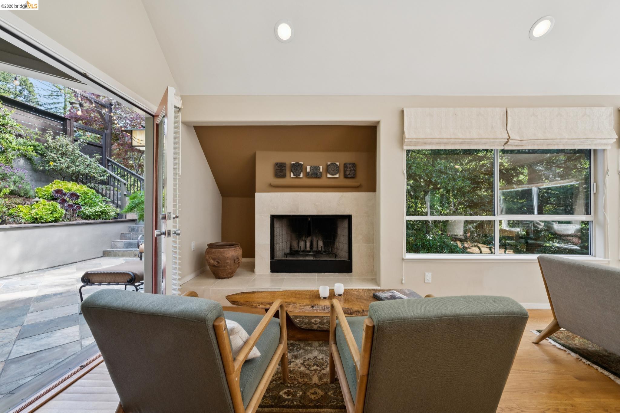 Detail Gallery Image 12 of 48 For 2929 Holyrood Drive, Oakland,  CA 94611 - 3 Beds | 2/1 Baths