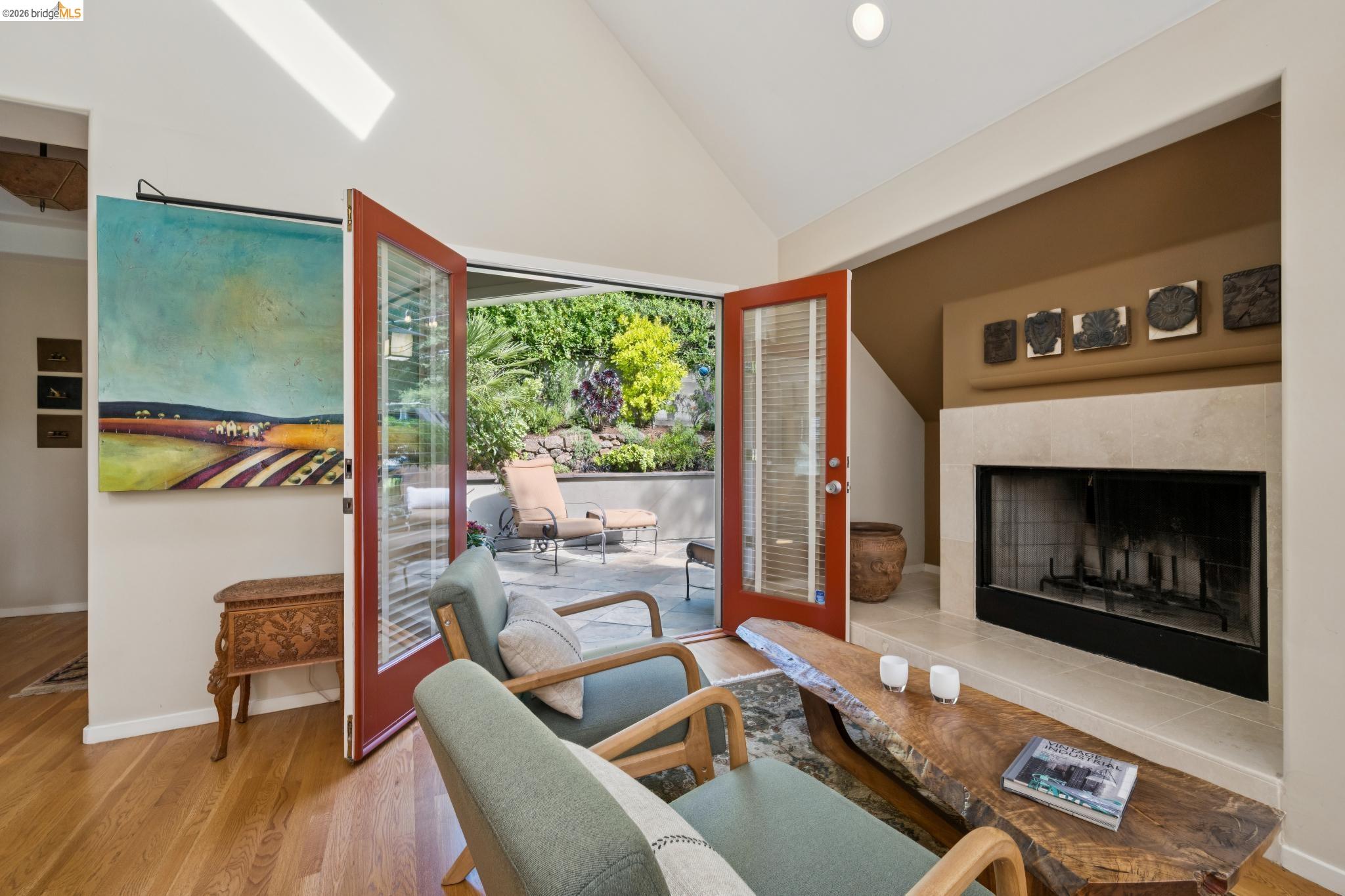 Detail Gallery Image 13 of 48 For 2929 Holyrood Drive, Oakland,  CA 94611 - 3 Beds | 2/1 Baths