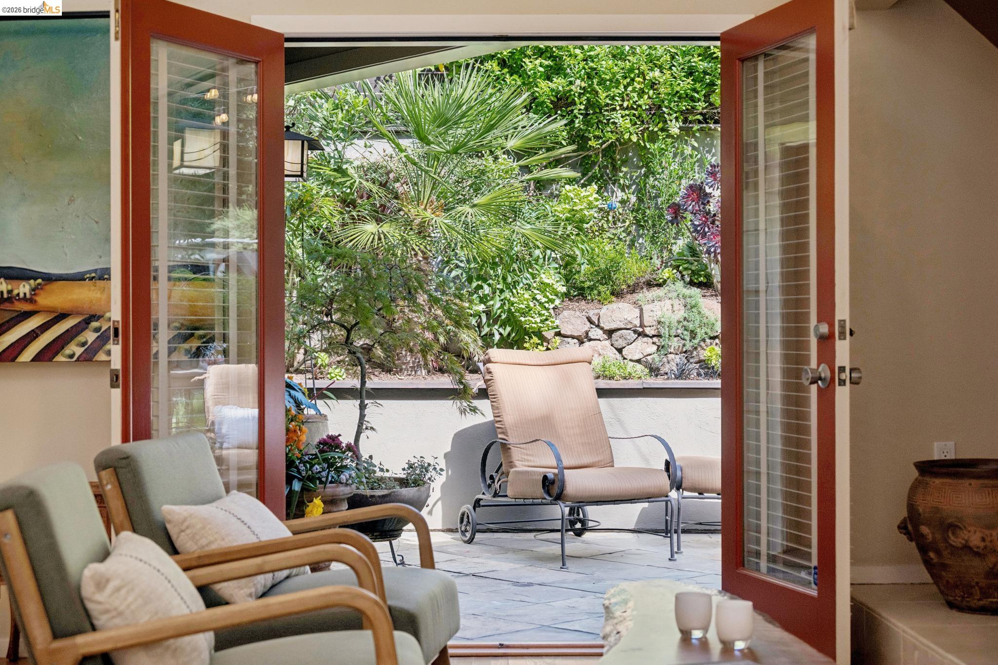 Detail Gallery Image 14 of 48 For 2929 Holyrood Drive, Oakland,  CA 94611 - 3 Beds | 2/1 Baths