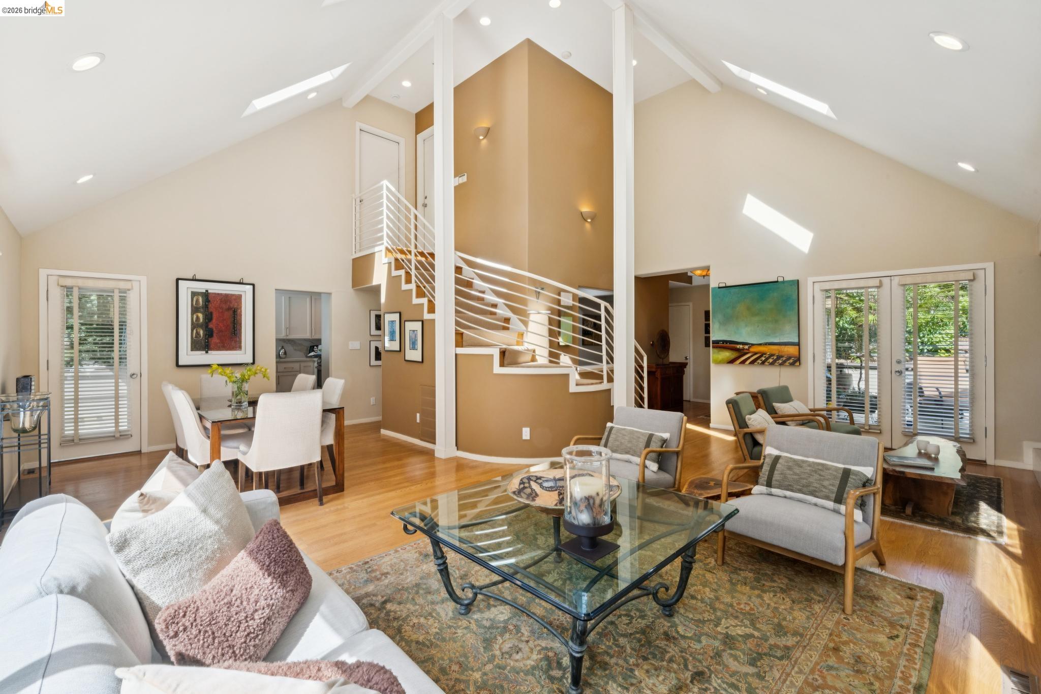 Detail Gallery Image 15 of 48 For 2929 Holyrood Drive, Oakland,  CA 94611 - 3 Beds | 2/1 Baths