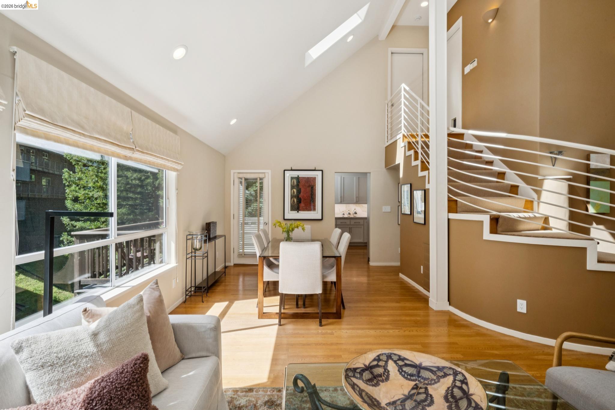 Detail Gallery Image 16 of 48 For 2929 Holyrood Drive, Oakland,  CA 94611 - 3 Beds | 2/1 Baths
