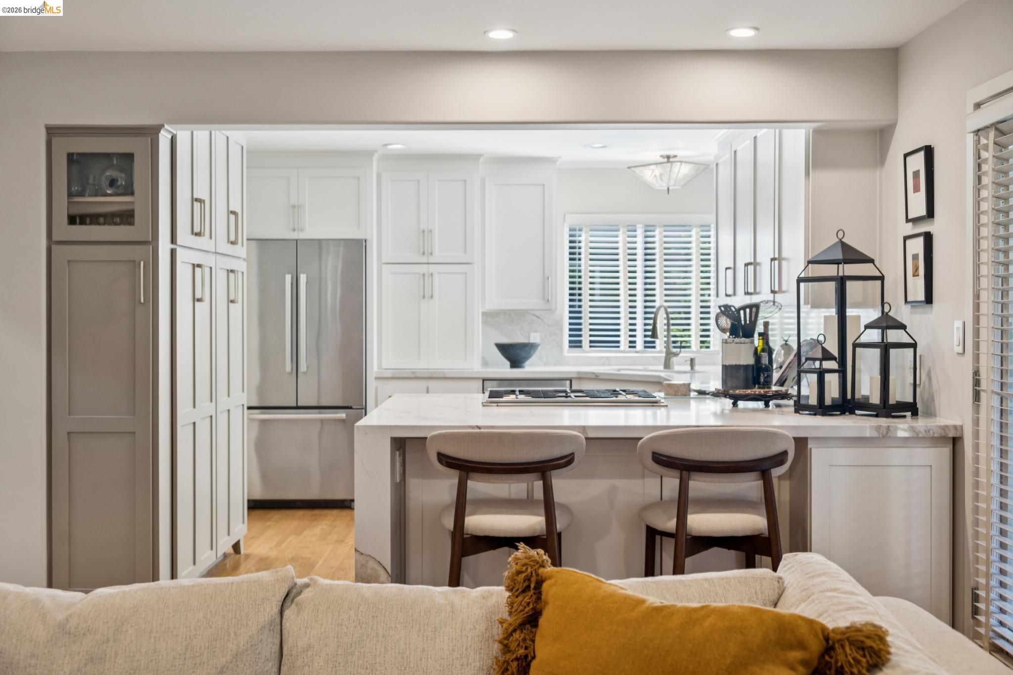 Detail Gallery Image 16 of 42 For 2929 Holyrood Drive, Oakland,  CA 94611 - 3 Beds | 2/1 Baths