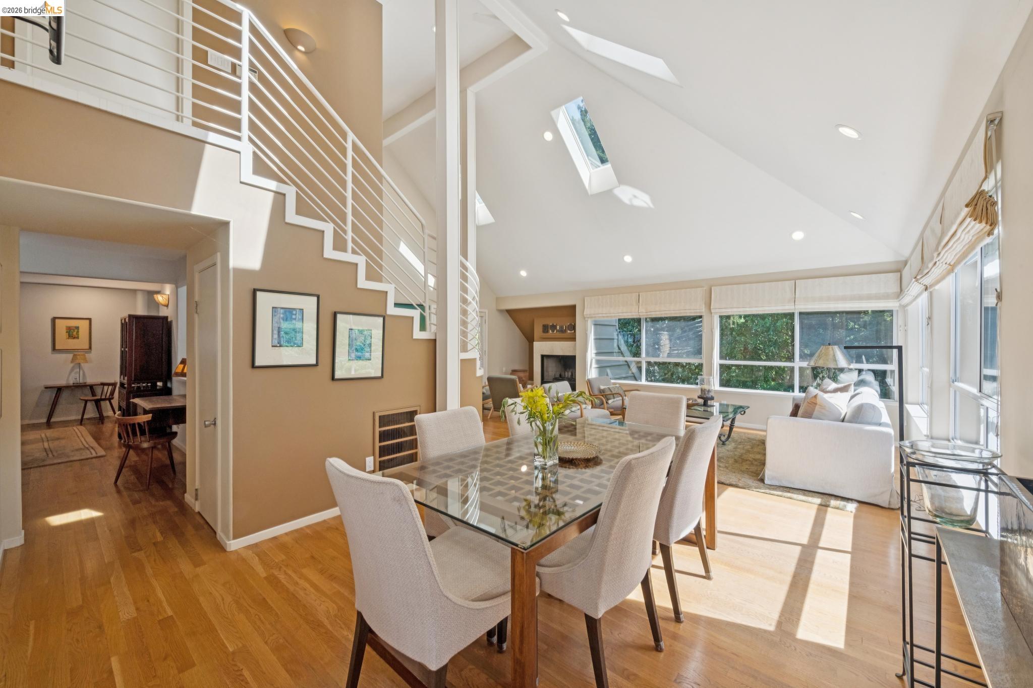 Detail Gallery Image 17 of 48 For 2929 Holyrood Drive, Oakland,  CA 94611 - 3 Beds | 2/1 Baths