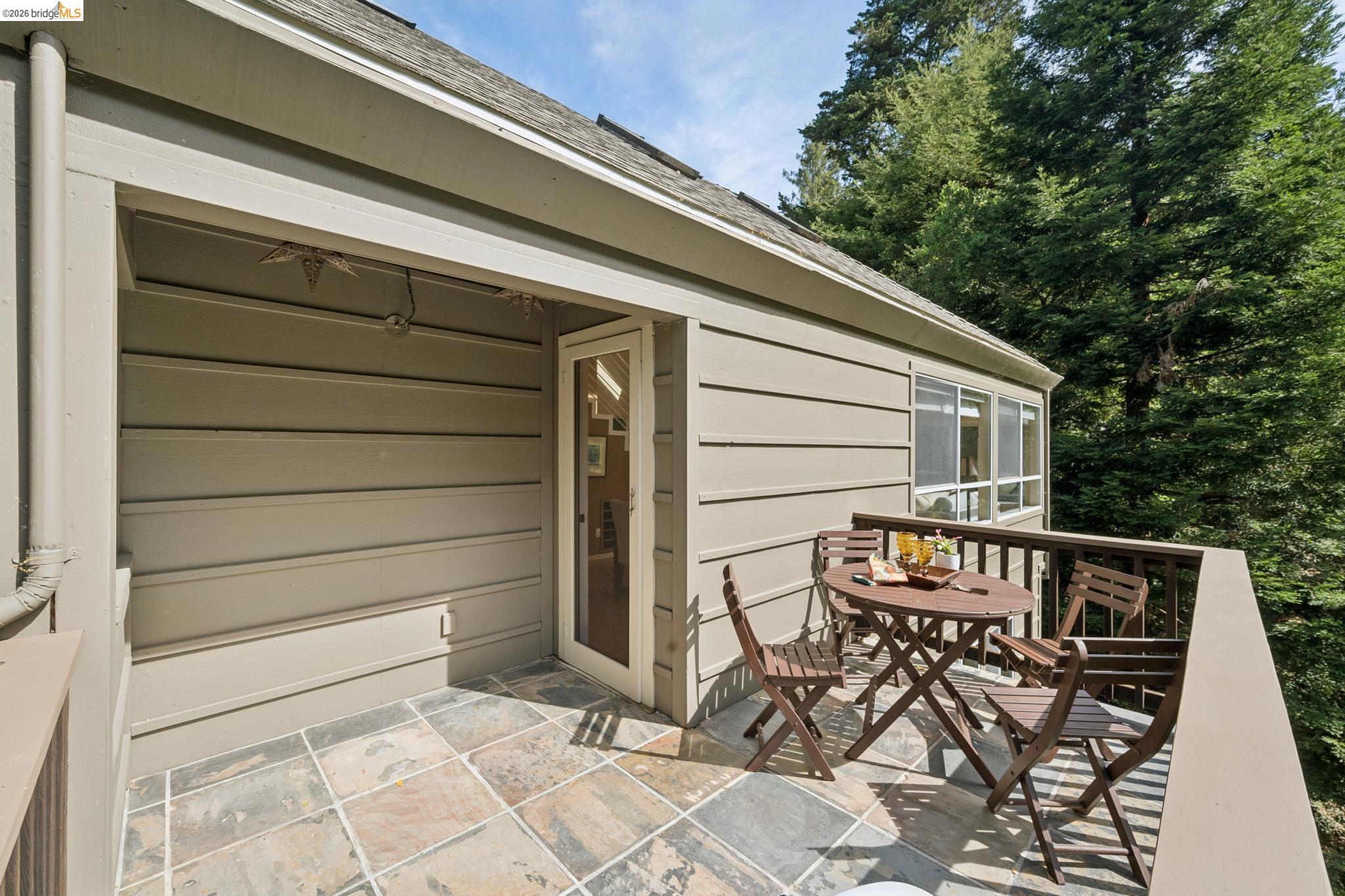 Detail Gallery Image 17 of 45 For 2929 Holyrood Drive, Oakland,  CA 94611 - 3 Beds | 2/1 Baths