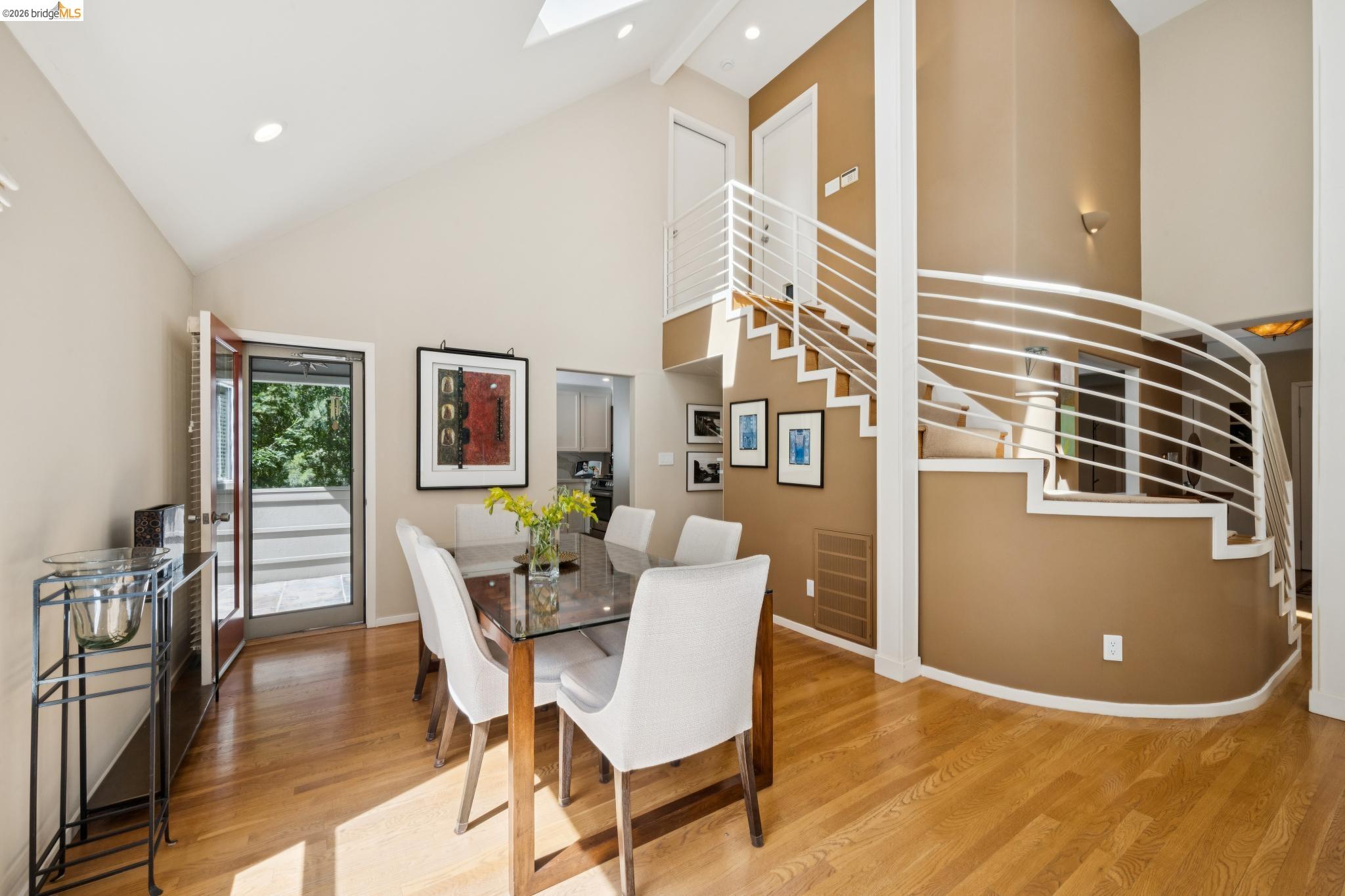 Detail Gallery Image 18 of 48 For 2929 Holyrood Drive, Oakland,  CA 94611 - 3 Beds | 2/1 Baths