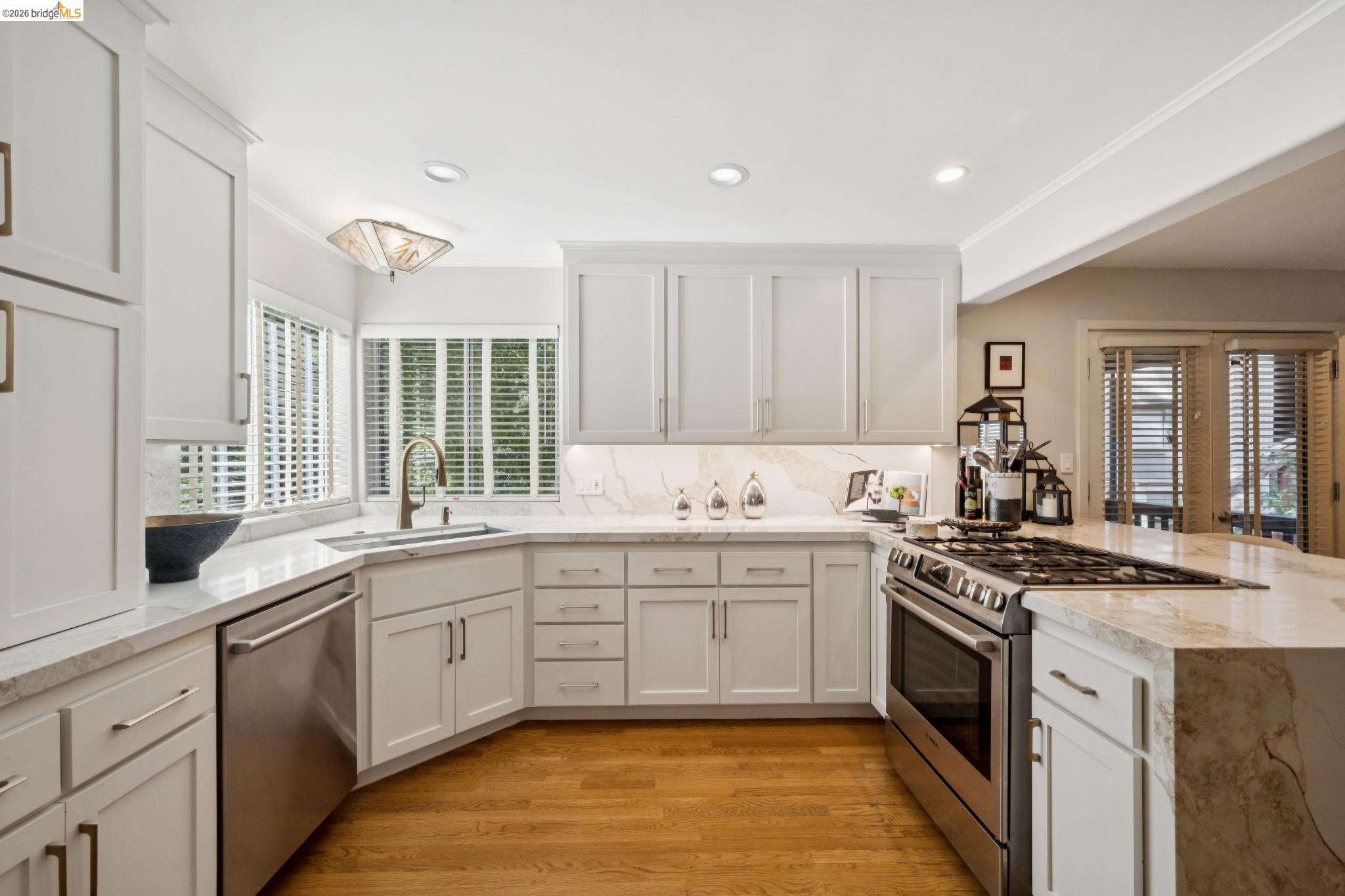 Detail Gallery Image 18 of 45 For 2929 Holyrood Drive, Oakland,  CA 94611 - 3 Beds | 2/1 Baths