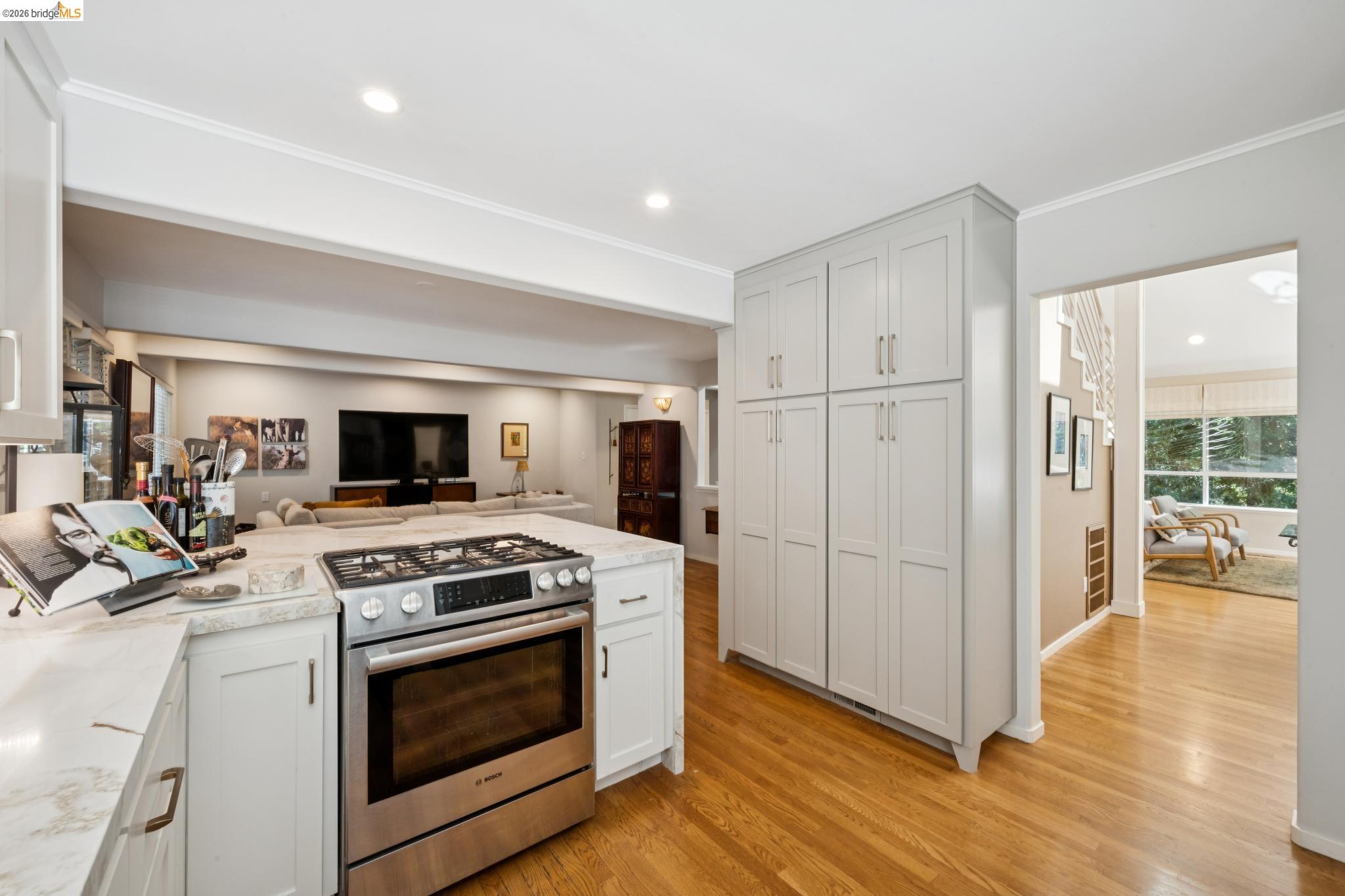 Detail Gallery Image 19 of 45 For 2929 Holyrood Drive, Oakland,  CA 94611 - 3 Beds | 2/1 Baths